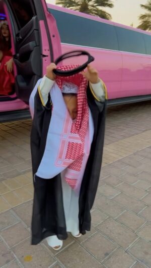Matylda B Instagram - @yzn 💐❤️🥰
.
.
.

#dubai #aziz #habibicometodubai #lol #yzn47 #matylda #limousine #funnydance