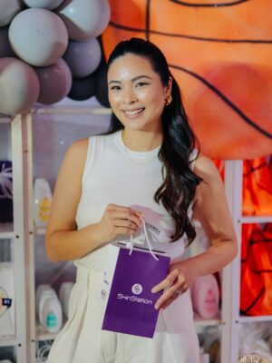 Maxine Medina Instagram - No one left Zeke’s party empty-handed 🏀🎁 I wanted everyone to bring home a piece of his special day #1Zekeday2025
From beads and lootbags, to smelling fresh with perfumes, striking a pose in the mirror booth, and even having our own magazine — ang saya ng souvenirs! Plus, our guests got really excited with @skinstationph and @johnsonsbabyph prizes and giveaways!
Big thanks to these creatives who made it possible:
🎁 @kreativenook.mnl
📿 @aphzdesign
✨ @memoria.mirrorphotobooth
🎒 pagesandprintsofficial
🌸 @ljperfumehouse
📰 @baliktanawstudiosph
💆🏻♀️ @skinstationph
👶🏻 @johnsonsbabyph
So grateful you made Zeke’s first birthday extra memorable🤩