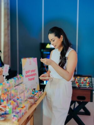 Maxine Medina Instagram - No one left Zeke’s party empty-handed 🏀🎁 I wanted everyone to bring home a piece of his special day #1Zekeday2025
From beads and lootbags, to smelling fresh with perfumes, striking a pose in the mirror booth, and even having our own magazine — ang saya ng souvenirs! Plus, our guests got really excited with @skinstationph and @johnsonsbabyph prizes and giveaways!
Big thanks to these creatives who made it possible:
🎁 @kreativenook.mnl
📿 @aphzdesign
✨ @memoria.mirrorphotobooth
🎒 pagesandprintsofficial
🌸 @ljperfumehouse
📰 @baliktanawstudiosph
💆🏻♀️ @skinstationph
👶🏻 @johnsonsbabyph
So grateful you made Zeke’s first birthday extra memorable🤩