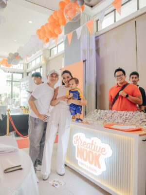 Maxine Medina Instagram - No one left Zeke’s party empty-handed 🏀🎁 I wanted everyone to bring home a piece of his special day #1Zekeday2025
From beads and lootbags, to smelling fresh with perfumes, striking a pose in the mirror booth, and even having our own magazine — ang saya ng souvenirs! Plus, our guests got really excited with @skinstationph and @johnsonsbabyph prizes and giveaways!
Big thanks to these creatives who made it possible:
🎁 @kreativenook.mnl
📿 @aphzdesign
✨ @memoria.mirrorphotobooth
🎒 pagesandprintsofficial
🌸 @ljperfumehouse
📰 @baliktanawstudiosph
💆🏻♀️ @skinstationph
👶🏻 @johnsonsbabyph
So grateful you made Zeke’s first birthday extra memorable🤩