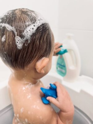 Maxine Medina Instagram - Alam mo bang mas manipis at mas delicate ang baby’s skin kaysa sa atin? 🤔💙 Mas sensitive sila, kaya hindi basta-basta pwedeng gamitin ang regular soap!
That’s why I choose Johnson’s Baby Milk Rice Bath—2X more moisturizing than bar soap, triple-tested by doctors, at trusted ng No.1 Baby Brand sa Pinas! Now, bath time is not just safe—it’s a moment to cherish. 💦
Para kay baby, dapat pinakamabuti! 💙 Switch to Johnson’s Baby today!