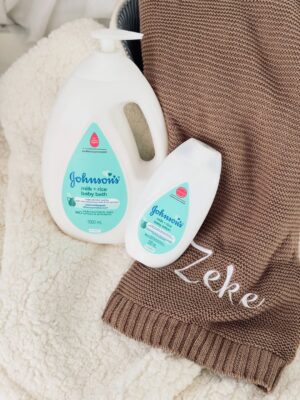 Maxine Medina Instagram - Alam mo bang mas manipis at mas delicate ang baby’s skin kaysa sa atin? 🤔💙 Mas sensitive sila, kaya hindi basta-basta pwedeng gamitin ang regular soap!
That’s why I choose Johnson’s Baby Milk Rice Bath—2X more moisturizing than bar soap, triple-tested by doctors, at trusted ng No.1 Baby Brand sa Pinas! Now, bath time is not just safe—it’s a moment to cherish. 💦
Para kay baby, dapat pinakamabuti! 💙 Switch to Johnson’s Baby today!