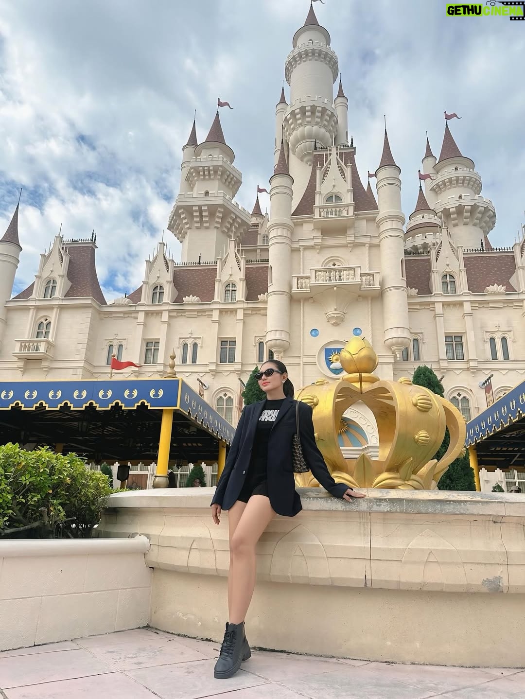 May Myint Mo - 3.3K Likes - 🎡🎢🎠🏰💃🏻
