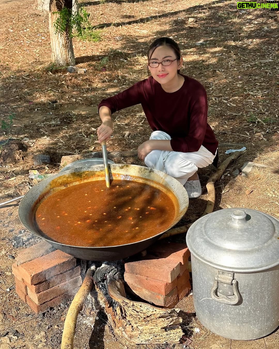 May Myint Mo - 2K Likes - သင်္ကြန်အတက်နေ့ အလှူလေး မုန့်ကြာစိသာကူ စတုဒီတာအတွက် ပြင်ဆင် 💛✨ @bagan_myo_thu_hotel