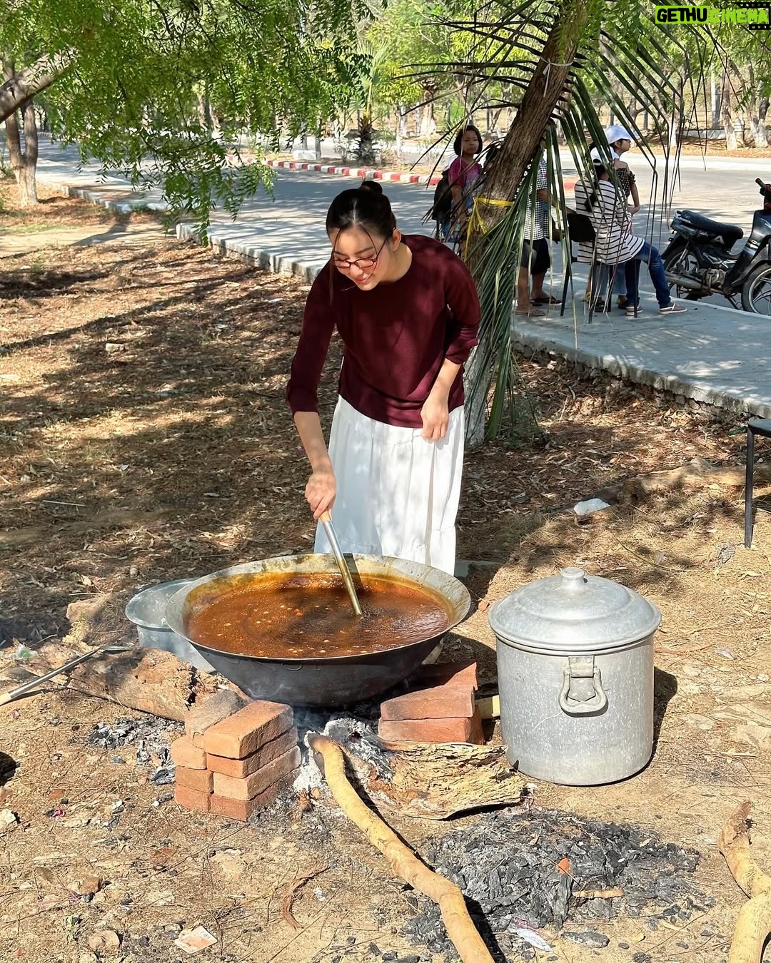 May Myint Mo - 2K Likes - သင်္ကြန်အတက်နေ့ အလှူလေး မုန့်ကြာစိသာကူ စတုဒီတာအတွက် ပြင်ဆင် 💛✨ @bagan_myo_thu_hotel