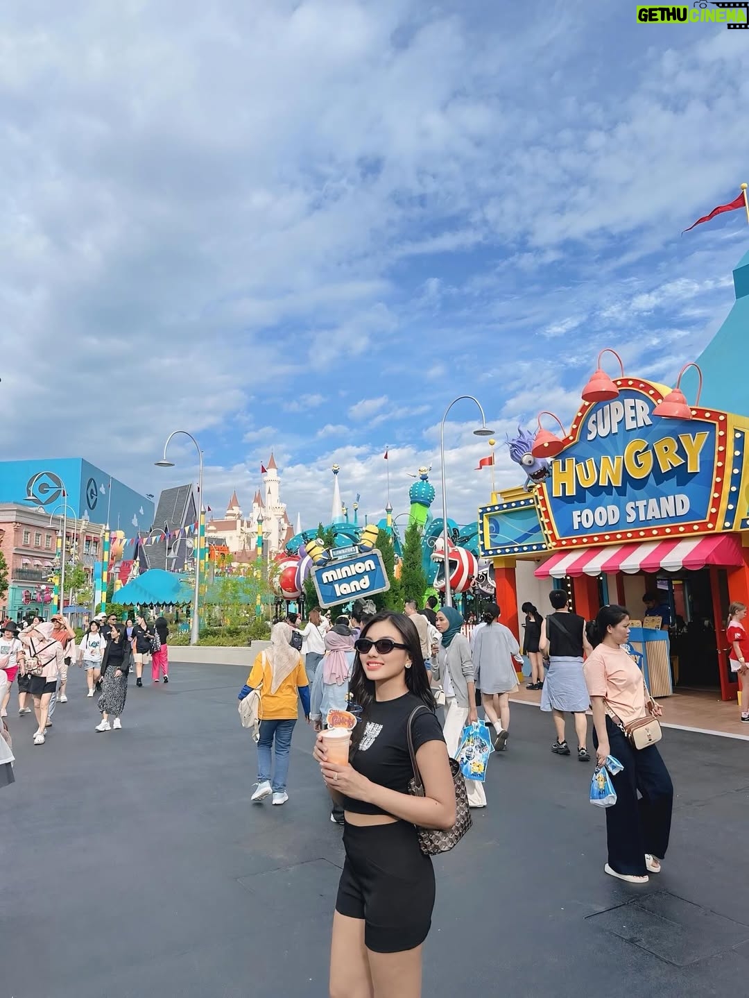May Myint Mo - 3.3K Likes - 🎡🎢🎠🏰💃🏻