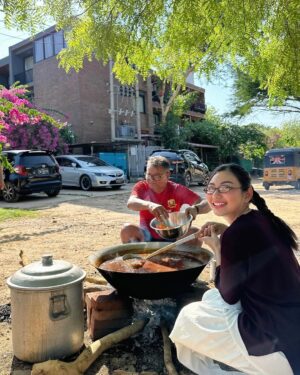 May Myint Mo Instagram - သင်္ကြန်အတက်နေ့ အလှူလေး မုန့်ကြာစိသာကူ စတုဒီတာအတွက် ပြင်ဆင် 💛✨ @bagan_myo_thu_hotel