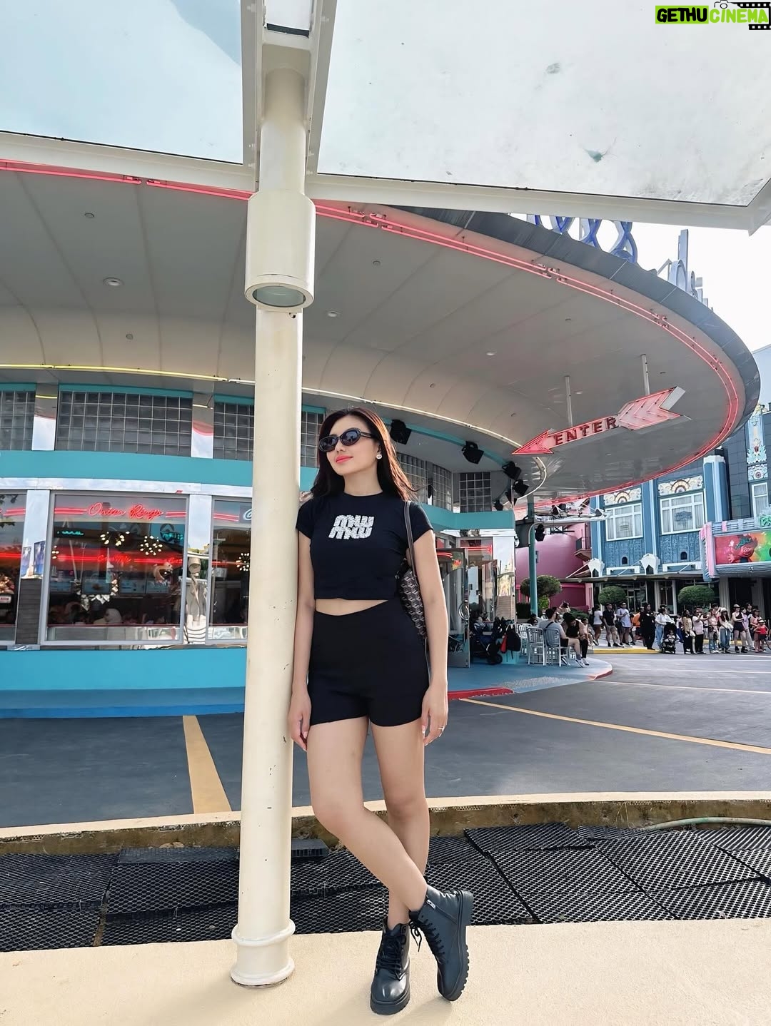 May Myint Mo - 3.3K Likes - 🎡🎢🎠🏰💃🏻