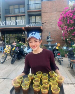 May Myint Mo Instagram - သင်္ကြန်အတက်နေ့ အလှူလေး မုန့်ကြာစိသာကူ စတုဒီတာအတွက် ပြင်ဆင် 💛✨ @bagan_myo_thu_hotel