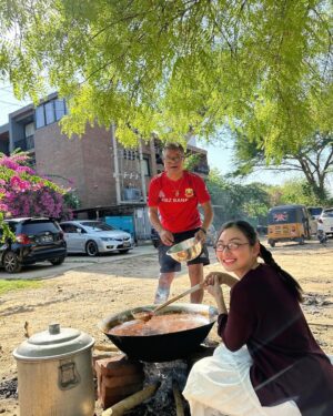 May Myint Mo Instagram - သင်္ကြန်အတက်နေ့ အလှူလေး မုန့်ကြာစိသာကူ စတုဒီတာအတွက် ပြင်ဆင် 💛✨ @bagan_myo_thu_hotel