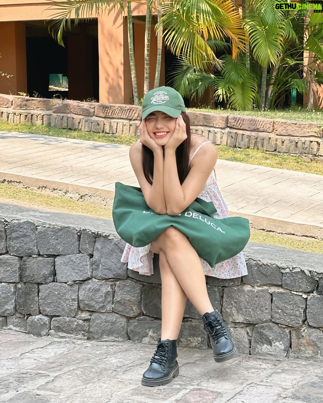 May Myint Mo - 0.9K Likes - Single Day 🍃💭