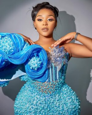 Mbalenhle Mavimbela Instagram - Ngilate iscefe,ngize ngishaywa amahloni,kodwa nizongthethelela ke Ngoba ngiqhamuka ngimuhle š
Riding the wave in a shell and pearlsš
Dressed by : @zamaswazi_sa
Hair : @sazzyhaircollection
Hair styled by : @lb_lavishbeauty
š· : @handsomeofficialstudios_ig