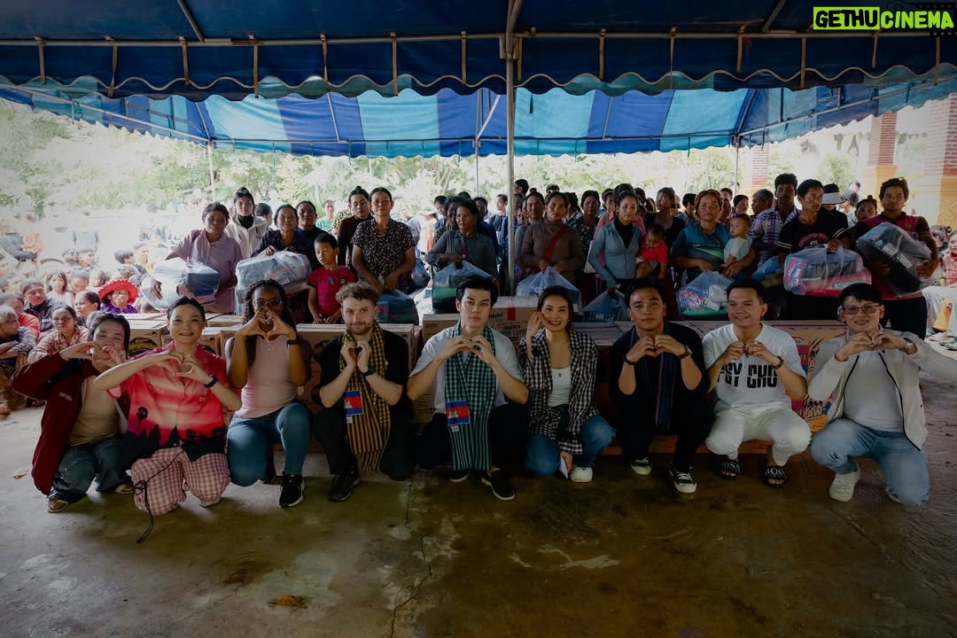 Mean Sonyta - 8.5K Likes - បន្ទាប់ពីបានទៅដល់ទីតាំងបងប្អូនជនភៀសសឹកហើយ នាងខ្ញុំពិតជាក្ដុកក្ដួលរកនិយាយមិនចេញ មិននឹកស្មានថាសុខៗ ស្រុកទេសដែលធ្លាប់តែមានសន្ដិភាព បែរទៅជាមានសង្គ្រាម។
បងប្អូនជនភៀសសឹក ដែលនាងខ្ញុំទៅដល់ ភាគច្រើនគឺជា មនុស្សចាស់ជរាក្រីក្ររកហូបរាល់ថ្ងៃសឹងតែមិនគ្រប់ផង នៅមកត្រូវរស់នៅគេចពីសង្គ្រាមទៀត។ 
ខ្លោចចិត្តជាងគេនោះ គឺពួកគាត់សុទ្ធតែមានសមាជិកគ្រួសារជាកងទ័ពជួរមុខ ដែលកំពុងតែទប់ទល់ជាមួយខ្មាំងនៅសមរភូមិ។ 
នៅក្នុងគ្រានេះ នាងខ្ញុំមានតែខំប្រឹងជួយឲ្យអស់ពីសមត្ថភាព សង្ឃឹមថា កម្ពុជានឹងរួចផុតពីសង្គ្រាម ដើម្បីឲ្យបងប្អូនយើងជនភៀសសឹកបានត្រឡប់ទៅនៅផ្ទះសម្បែងជួបកូនជួបចៅឆាប់ៗនេះ។
នាងខ្ញុំ មាន សូនីតា លើកម្រាមដៃដប់ សូមបួងសួងដល់វត្ថុស័ក្កសិទ្ធិទាំងឡាយដែលមាននៅលើលោកនេះ ជួយការពារឃុំគ្រោងប្រជាជនខ្មែរស្លូតត្រង់នៃប្រទេសកម្ពុជាផង🙏