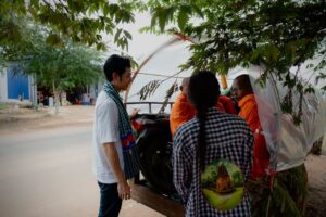 Mean Sonyta Instagram - បន្ទាប់ពីបានទៅដល់ទីតាំងបងប្អូនជនភៀសសឹកហើយ នាងខ្ញុំពិតជាក្ដុកក្ដួលរកនិយាយមិនចេញ មិននឹកស្មានថាសុខៗ ស្រុកទេសដែលធ្លាប់តែមានសន្ដិភាព បែរទៅជាមានសង្គ្រាម។
បងប្អូនជនភៀសសឹក ដែលនាងខ្ញុំទៅដល់ ភាគច្រើនគឺជា មនុស្សចាស់ជរាក្រីក្ររកហូបរាល់ថ្ងៃសឹងតែមិនគ្រប់ផង នៅមកត្រូវរស់នៅគេចពីសង្គ្រាមទៀត។
ខ្លោចចិត្តជាងគេនោះ គឺពួកគាត់សុទ្ធតែមានសមាជិកគ្រួសារជាកងទ័ពជួរមុខ ដែលកំពុងតែទប់ទល់ជាមួយខ្មាំងនៅសមរភូមិ។
នៅក្នុងគ្រានេះ នាងខ្ញុំមានតែខំប្រឹងជួយឲ្យអស់ពីសមត្ថភាព សង្ឃឹមថា កម្ពុជានឹងរួចផុតពីសង្គ្រាម ដើម្បីឲ្យបងប្អូនយើងជនភៀសសឹកបានត្រឡប់ទៅនៅផ្ទះសម្បែងជួបកូនជួបចៅឆាប់ៗនេះ។
នាងខ្ញុំ មាន សូនីតា លើកម្រាមដៃដប់ សូមបួងសួងដល់វត្ថុស័ក្កសិទ្ធិទាំងឡាយដែលមាននៅលើលោកនេះ ជួយការពារឃុំគ្រោងប្រជាជនខ្មែរស្លូតត្រង់នៃប្រទេសកម្ពុជាផង🙏