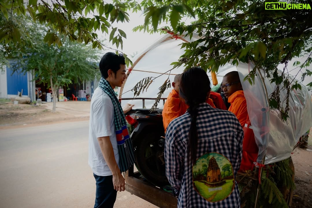 Mean Sonyta - 8.5K Likes - បន្ទាប់ពីបានទៅដល់ទីតាំងបងប្អូនជនភៀសសឹកហើយ នាងខ្ញុំពិតជាក្ដុកក្ដួលរកនិយាយមិនចេញ មិននឹកស្មានថាសុខៗ ស្រុកទេសដែលធ្លាប់តែមានសន្ដិភាព បែរទៅជាមានសង្គ្រាម។
បងប្អូនជនភៀសសឹក ដែលនាងខ្ញុំទៅដល់ ភាគច្រើនគឺជា មនុស្សចាស់ជរាក្រីក្ររកហូបរាល់ថ្ងៃសឹងតែមិនគ្រប់ផង នៅមកត្រូវរស់នៅគេចពីសង្គ្រាមទៀត។ 
ខ្លោចចិត្តជាងគេនោះ គឺពួកគាត់សុទ្ធតែមានសមាជិកគ្រួសារជាកងទ័ពជួរមុខ ដែលកំពុងតែទប់ទល់ជាមួយខ្មាំងនៅសមរភូមិ។ 
នៅក្នុងគ្រានេះ នាងខ្ញុំមានតែខំប្រឹងជួយឲ្យអស់ពីសមត្ថភាព សង្ឃឹមថា កម្ពុជានឹងរួចផុតពីសង្គ្រាម ដើម្បីឲ្យបងប្អូនយើងជនភៀសសឹកបានត្រឡប់ទៅនៅផ្ទះសម្បែងជួបកូនជួបចៅឆាប់ៗនេះ។
នាងខ្ញុំ មាន សូនីតា លើកម្រាមដៃដប់ សូមបួងសួងដល់វត្ថុស័ក្កសិទ្ធិទាំងឡាយដែលមាននៅលើលោកនេះ ជួយការពារឃុំគ្រោងប្រជាជនខ្មែរស្លូតត្រង់នៃប្រទេសកម្ពុជាផង🙏