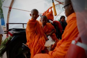 Mean Sonyta Instagram - បន្ទាប់ពីបានទៅដល់ទីតាំងបងប្អូនជនភៀសសឹកហើយ នាងខ្ញុំពិតជាក្ដុកក្ដួលរកនិយាយមិនចេញ មិននឹកស្មានថាសុខៗ ស្រុកទេសដែលធ្លាប់តែមានសន្ដិភាព បែរទៅជាមានសង្គ្រាម។
បងប្អូនជនភៀសសឹក ដែលនាងខ្ញុំទៅដល់ ភាគច្រើនគឺជា មនុស្សចាស់ជរាក្រីក្ររកហូបរាល់ថ្ងៃសឹងតែមិនគ្រប់ផង នៅមកត្រូវរស់នៅគេចពីសង្គ្រាមទៀត។
ខ្លោចចិត្តជាងគេនោះ គឺពួកគាត់សុទ្ធតែមានសមាជិកគ្រួសារជាកងទ័ពជួរមុខ ដែលកំពុងតែទប់ទល់ជាមួយខ្មាំងនៅសមរភូមិ។
នៅក្នុងគ្រានេះ នាងខ្ញុំមានតែខំប្រឹងជួយឲ្យអស់ពីសមត្ថភាព សង្ឃឹមថា កម្ពុជានឹងរួចផុតពីសង្គ្រាម ដើម្បីឲ្យបងប្អូនយើងជនភៀសសឹកបានត្រឡប់ទៅនៅផ្ទះសម្បែងជួបកូនជួបចៅឆាប់ៗនេះ។
នាងខ្ញុំ មាន សូនីតា លើកម្រាមដៃដប់ សូមបួងសួងដល់វត្ថុស័ក្កសិទ្ធិទាំងឡាយដែលមាននៅលើលោកនេះ ជួយការពារឃុំគ្រោងប្រជាជនខ្មែរស្លូតត្រង់នៃប្រទេសកម្ពុជាផង🙏