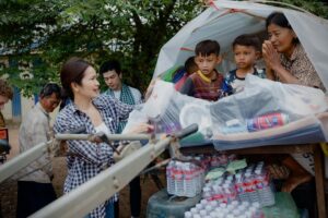 Mean Sonyta Instagram - បន្ទាប់ពីបានទៅដល់ទីតាំងបងប្អូនជនភៀសសឹកហើយ នាងខ្ញុំពិតជាក្ដុកក្ដួលរកនិយាយមិនចេញ មិននឹកស្មានថាសុខៗ ស្រុកទេសដែលធ្លាប់តែមានសន្ដិភាព បែរទៅជាមានសង្គ្រាម។
បងប្អូនជនភៀសសឹក ដែលនាងខ្ញុំទៅដល់ ភាគច្រើនគឺជា មនុស្សចាស់ជរាក្រីក្ររកហូបរាល់ថ្ងៃសឹងតែមិនគ្រប់ផង នៅមកត្រូវរស់នៅគេចពីសង្គ្រាមទៀត។
ខ្លោចចិត្តជាងគេនោះ គឺពួកគាត់សុទ្ធតែមានសមាជិកគ្រួសារជាកងទ័ពជួរមុខ ដែលកំពុងតែទប់ទល់ជាមួយខ្មាំងនៅសមរភូមិ។
នៅក្នុងគ្រានេះ នាងខ្ញុំមានតែខំប្រឹងជួយឲ្យអស់ពីសមត្ថភាព សង្ឃឹមថា កម្ពុជានឹងរួចផុតពីសង្គ្រាម ដើម្បីឲ្យបងប្អូនយើងជនភៀសសឹកបានត្រឡប់ទៅនៅផ្ទះសម្បែងជួបកូនជួបចៅឆាប់ៗនេះ។
នាងខ្ញុំ មាន សូនីតា លើកម្រាមដៃដប់ សូមបួងសួងដល់វត្ថុស័ក្កសិទ្ធិទាំងឡាយដែលមាននៅលើលោកនេះ ជួយការពារឃុំគ្រោងប្រជាជនខ្មែរស្លូតត្រង់នៃប្រទេសកម្ពុជាផង🙏