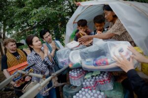 Mean Sonyta Instagram - បន្ទាប់ពីបានទៅដល់ទីតាំងបងប្អូនជនភៀសសឹកហើយ នាងខ្ញុំពិតជាក្ដុកក្ដួលរកនិយាយមិនចេញ មិននឹកស្មានថាសុខៗ ស្រុកទេសដែលធ្លាប់តែមានសន្ដិភាព បែរទៅជាមានសង្គ្រាម។
បងប្អូនជនភៀសសឹក ដែលនាងខ្ញុំទៅដល់ ភាគច្រើនគឺជា មនុស្សចាស់ជរាក្រីក្ររកហូបរាល់ថ្ងៃសឹងតែមិនគ្រប់ផង នៅមកត្រូវរស់នៅគេចពីសង្គ្រាមទៀត។
ខ្លោចចិត្តជាងគេនោះ គឺពួកគាត់សុទ្ធតែមានសមាជិកគ្រួសារជាកងទ័ពជួរមុខ ដែលកំពុងតែទប់ទល់ជាមួយខ្មាំងនៅសមរភូមិ។
នៅក្នុងគ្រានេះ នាងខ្ញុំមានតែខំប្រឹងជួយឲ្យអស់ពីសមត្ថភាព សង្ឃឹមថា កម្ពុជានឹងរួចផុតពីសង្គ្រាម ដើម្បីឲ្យបងប្អូនយើងជនភៀសសឹកបានត្រឡប់ទៅនៅផ្ទះសម្បែងជួបកូនជួបចៅឆាប់ៗនេះ។
នាងខ្ញុំ មាន សូនីតា លើកម្រាមដៃដប់ សូមបួងសួងដល់វត្ថុស័ក្កសិទ្ធិទាំងឡាយដែលមាននៅលើលោកនេះ ជួយការពារឃុំគ្រោងប្រជាជនខ្មែរស្លូតត្រង់នៃប្រទេសកម្ពុជាផង🙏