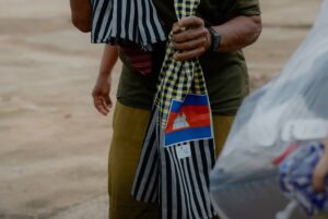 Mean Sonyta Instagram - បន្ទាប់ពីបានទៅដល់ទីតាំងបងប្អូនជនភៀសសឹកហើយ នាងខ្ញុំពិតជាក្ដុកក្ដួលរកនិយាយមិនចេញ មិននឹកស្មានថាសុខៗ ស្រុកទេសដែលធ្លាប់តែមានសន្ដិភាព បែរទៅជាមានសង្គ្រាម។
បងប្អូនជនភៀសសឹក ដែលនាងខ្ញុំទៅដល់ ភាគច្រើនគឺជា មនុស្សចាស់ជរាក្រីក្ររកហូបរាល់ថ្ងៃសឹងតែមិនគ្រប់ផង នៅមកត្រូវរស់នៅគេចពីសង្គ្រាមទៀត។
ខ្លោចចិត្តជាងគេនោះ គឺពួកគាត់សុទ្ធតែមានសមាជិកគ្រួសារជាកងទ័ពជួរមុខ ដែលកំពុងតែទប់ទល់ជាមួយខ្មាំងនៅសមរភូមិ។
នៅក្នុងគ្រានេះ នាងខ្ញុំមានតែខំប្រឹងជួយឲ្យអស់ពីសមត្ថភាព សង្ឃឹមថា កម្ពុជានឹងរួចផុតពីសង្គ្រាម ដើម្បីឲ្យបងប្អូនយើងជនភៀសសឹកបានត្រឡប់ទៅនៅផ្ទះសម្បែងជួបកូនជួបចៅឆាប់ៗនេះ។
នាងខ្ញុំ មាន សូនីតា លើកម្រាមដៃដប់ សូមបួងសួងដល់វត្ថុស័ក្កសិទ្ធិទាំងឡាយដែលមាននៅលើលោកនេះ ជួយការពារឃុំគ្រោងប្រជាជនខ្មែរស្លូតត្រង់នៃប្រទេសកម្ពុជាផង🙏