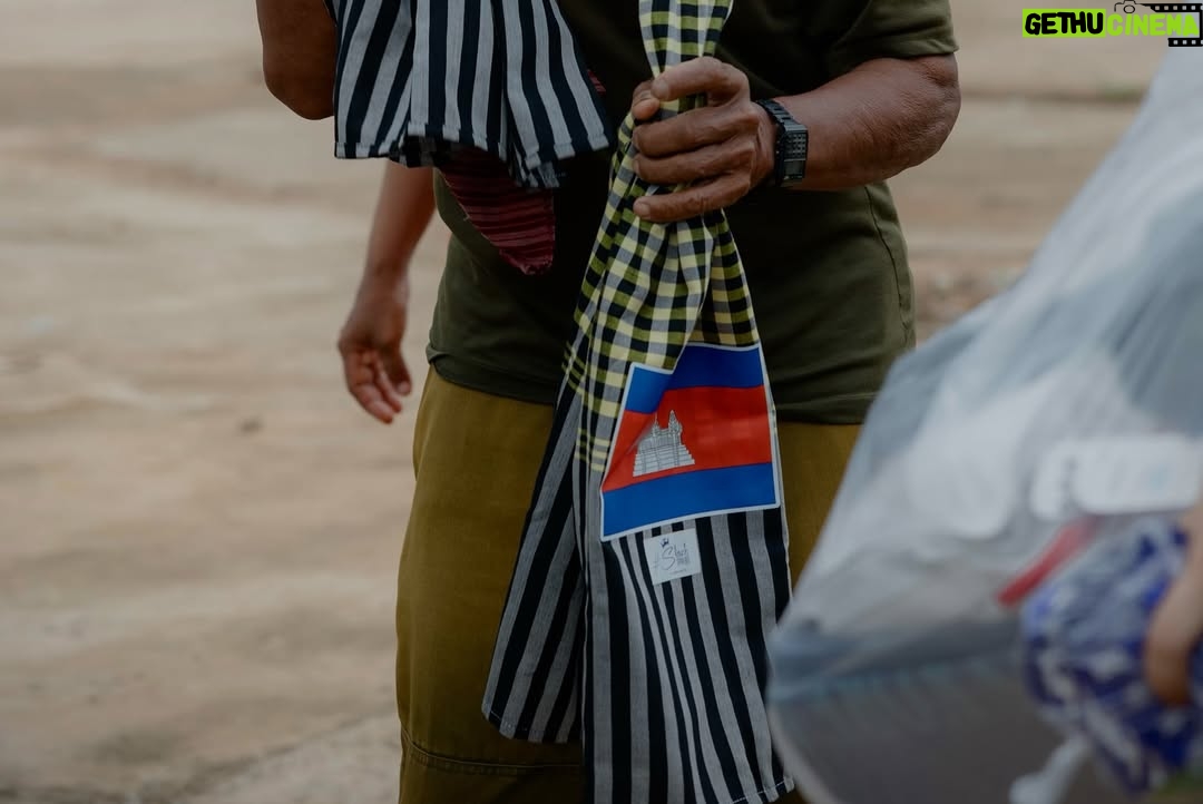 Mean Sonyta - 8.5K Likes - បន្ទាប់ពីបានទៅដល់ទីតាំងបងប្អូនជនភៀសសឹកហើយ នាងខ្ញុំពិតជាក្ដុកក្ដួលរកនិយាយមិនចេញ មិននឹកស្មានថាសុខៗ ស្រុកទេសដែលធ្លាប់តែមានសន្ដិភាព បែរទៅជាមានសង្គ្រាម។
បងប្អូនជនភៀសសឹក ដែលនាងខ្ញុំទៅដល់ ភាគច្រើនគឺជា មនុស្សចាស់ជរាក្រីក្ររកហូបរាល់ថ្ងៃសឹងតែមិនគ្រប់ផង នៅមកត្រូវរស់នៅគេចពីសង្គ្រាមទៀត។ 
ខ្លោចចិត្តជាងគេនោះ គឺពួកគាត់សុទ្ធតែមានសមាជិកគ្រួសារជាកងទ័ពជួរមុខ ដែលកំពុងតែទប់ទល់ជាមួយខ្មាំងនៅសមរភូមិ។ 
នៅក្នុងគ្រានេះ នាងខ្ញុំមានតែខំប្រឹងជួយឲ្យអស់ពីសមត្ថភាព សង្ឃឹមថា កម្ពុជានឹងរួចផុតពីសង្គ្រាម ដើម្បីឲ្យបងប្អូនយើងជនភៀសសឹកបានត្រឡប់ទៅនៅផ្ទះសម្បែងជួបកូនជួបចៅឆាប់ៗនេះ។
នាងខ្ញុំ មាន សូនីតា លើកម្រាមដៃដប់ សូមបួងសួងដល់វត្ថុស័ក្កសិទ្ធិទាំងឡាយដែលមាននៅលើលោកនេះ ជួយការពារឃុំគ្រោងប្រជាជនខ្មែរស្លូតត្រង់នៃប្រទេសកម្ពុជាផង🙏