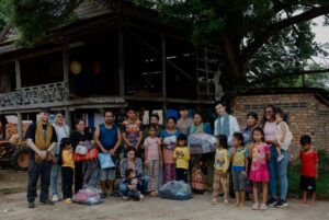 Mean Sonyta Instagram - បន្ទាប់ពីបានទៅដល់ទីតាំងបងប្អូនជនភៀសសឹកហើយ នាងខ្ញុំពិតជាក្ដុកក្ដួលរកនិយាយមិនចេញ មិននឹកស្មានថាសុខៗ ស្រុកទេសដែលធ្លាប់តែមានសន្ដិភាព បែរទៅជាមានសង្គ្រាម។
បងប្អូនជនភៀសសឹក ដែលនាងខ្ញុំទៅដល់ ភាគច្រើនគឺជា មនុស្សចាស់ជរាក្រីក្ររកហូបរាល់ថ្ងៃសឹងតែមិនគ្រប់ផង នៅមកត្រូវរស់នៅគេចពីសង្គ្រាមទៀត។
ខ្លោចចិត្តជាងគេនោះ គឺពួកគាត់សុទ្ធតែមានសមាជិកគ្រួសារជាកងទ័ពជួរមុខ ដែលកំពុងតែទប់ទល់ជាមួយខ្មាំងនៅសមរភូមិ។
នៅក្នុងគ្រានេះ នាងខ្ញុំមានតែខំប្រឹងជួយឲ្យអស់ពីសមត្ថភាព សង្ឃឹមថា កម្ពុជានឹងរួចផុតពីសង្គ្រាម ដើម្បីឲ្យបងប្អូនយើងជនភៀសសឹកបានត្រឡប់ទៅនៅផ្ទះសម្បែងជួបកូនជួបចៅឆាប់ៗនេះ។
នាងខ្ញុំ មាន សូនីតា លើកម្រាមដៃដប់ សូមបួងសួងដល់វត្ថុស័ក្កសិទ្ធិទាំងឡាយដែលមាននៅលើលោកនេះ ជួយការពារឃុំគ្រោងប្រជាជនខ្មែរស្លូតត្រង់នៃប្រទេសកម្ពុជាផង🙏