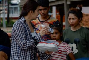 Mean Sonyta Instagram - បន្ទាប់ពីបានទៅដល់ទីតាំងបងប្អូនជនភៀសសឹកហើយ នាងខ្ញុំពិតជាក្ដុកក្ដួលរកនិយាយមិនចេញ មិននឹកស្មានថាសុខៗ ស្រុកទេសដែលធ្លាប់តែមានសន្ដិភាព បែរទៅជាមានសង្គ្រាម។
បងប្អូនជនភៀសសឹក ដែលនាងខ្ញុំទៅដល់ ភាគច្រើនគឺជា មនុស្សចាស់ជរាក្រីក្ររកហូបរាល់ថ្ងៃសឹងតែមិនគ្រប់ផង នៅមកត្រូវរស់នៅគេចពីសង្គ្រាមទៀត។
ខ្លោចចិត្តជាងគេនោះ គឺពួកគាត់សុទ្ធតែមានសមាជិកគ្រួសារជាកងទ័ពជួរមុខ ដែលកំពុងតែទប់ទល់ជាមួយខ្មាំងនៅសមរភូមិ។
នៅក្នុងគ្រានេះ នាងខ្ញុំមានតែខំប្រឹងជួយឲ្យអស់ពីសមត្ថភាព សង្ឃឹមថា កម្ពុជានឹងរួចផុតពីសង្គ្រាម ដើម្បីឲ្យបងប្អូនយើងជនភៀសសឹកបានត្រឡប់ទៅនៅផ្ទះសម្បែងជួបកូនជួបចៅឆាប់ៗនេះ។
នាងខ្ញុំ មាន សូនីតា លើកម្រាមដៃដប់ សូមបួងសួងដល់វត្ថុស័ក្កសិទ្ធិទាំងឡាយដែលមាននៅលើលោកនេះ ជួយការពារឃុំគ្រោងប្រជាជនខ្មែរស្លូតត្រង់នៃប្រទេសកម្ពុជាផង🙏