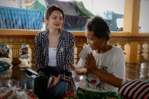 Mean Sonyta Instagram - បន្ទាប់ពីបានទៅដល់ទីតាំងបងប្អូនជនភៀសសឹកហើយ នាងខ្ញុំពិតជាក្ដុកក្ដួលរកនិយាយមិនចេញ មិននឹកស្មានថាសុខៗ ស្រុកទេសដែលធ្លាប់តែមានសន្ដិភាព បែរទៅជាមានសង្គ្រាម។
បងប្អូនជនភៀសសឹក ដែលនាងខ្ញុំទៅដល់ ភាគច្រើនគឺជា មនុស្សចាស់ជរាក្រីក្ររកហូបរាល់ថ្ងៃសឹងតែមិនគ្រប់ផង នៅមកត្រូវរស់នៅគេចពីសង្គ្រាមទៀត។
ខ្លោចចិត្តជាងគេនោះ គឺពួកគាត់សុទ្ធតែមានសមាជិកគ្រួសារជាកងទ័ពជួរមុខ ដែលកំពុងតែទប់ទល់ជាមួយខ្មាំងនៅសមរភូមិ។
នៅក្នុងគ្រានេះ នាងខ្ញុំមានតែខំប្រឹងជួយឲ្យអស់ពីសមត្ថភាព សង្ឃឹមថា កម្ពុជានឹងរួចផុតពីសង្គ្រាម ដើម្បីឲ្យបងប្អូនយើងជនភៀសសឹកបានត្រឡប់ទៅនៅផ្ទះសម្បែងជួបកូនជួបចៅឆាប់ៗនេះ។
នាងខ្ញុំ មាន សូនីតា លើកម្រាមដៃដប់ សូមបួងសួងដល់វត្ថុស័ក្កសិទ្ធិទាំងឡាយដែលមាននៅលើលោកនេះ ជួយការពារឃុំគ្រោងប្រជាជនខ្មែរស្លូតត្រង់នៃប្រទេសកម្ពុជាផង🙏