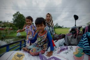 Mean Sonyta Instagram - បន្ទាប់ពីបានទៅដល់ទីតាំងបងប្អូនជនភៀសសឹកហើយ នាងខ្ញុំពិតជាក្ដុកក្ដួលរកនិយាយមិនចេញ មិននឹកស្មានថាសុខៗ ស្រុកទេសដែលធ្លាប់តែមានសន្ដិភាព បែរទៅជាមានសង្គ្រាម។
បងប្អូនជនភៀសសឹក ដែលនាងខ្ញុំទៅដល់ ភាគច្រើនគឺជា មនុស្សចាស់ជរាក្រីក្ររកហូបរាល់ថ្ងៃសឹងតែមិនគ្រប់ផង នៅមកត្រូវរស់នៅគេចពីសង្គ្រាមទៀត។
ខ្លោចចិត្តជាងគេនោះ គឺពួកគាត់សុទ្ធតែមានសមាជិកគ្រួសារជាកងទ័ពជួរមុខ ដែលកំពុងតែទប់ទល់ជាមួយខ្មាំងនៅសមរភូមិ។
នៅក្នុងគ្រានេះ នាងខ្ញុំមានតែខំប្រឹងជួយឲ្យអស់ពីសមត្ថភាព សង្ឃឹមថា កម្ពុជានឹងរួចផុតពីសង្គ្រាម ដើម្បីឲ្យបងប្អូនយើងជនភៀសសឹកបានត្រឡប់ទៅនៅផ្ទះសម្បែងជួបកូនជួបចៅឆាប់ៗនេះ។
នាងខ្ញុំ មាន សូនីតា លើកម្រាមដៃដប់ សូមបួងសួងដល់វត្ថុស័ក្កសិទ្ធិទាំងឡាយដែលមាននៅលើលោកនេះ ជួយការពារឃុំគ្រោងប្រជាជនខ្មែរស្លូតត្រង់នៃប្រទេសកម្ពុជាផង🙏