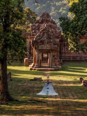 Mean Sonyta Instagram - ប្រហេសបាត់ប្រយ័ត្នគង់គ្មានអ្នកណាគេស្រលាញ់យើងជាងយើងស្រលាញ់ខ្លួនឯងទេ នេះជាសមិទ្ធិផលដែលខ្ញុំបានខំប្រឹងជាងរយះពេល10ឆ្នាំជាងមកនេះ🇰🇭🇰🇭🇰🇭
រឿងជាតិ ជារឿងយើងទាំងអស់គ្នា!
ជាដំបូង ខ្ញុំសូមជូនពរបងប្អូនពលករខ្មែរដែលត្រលប់មកកម្ពុជាវិញធ្វើដំណើរទៅស្រុកកំណើតប្រកបដោយសុខសុវត្ថិភាព មិនតែប៉ុណ្ណោះ គ្រប់យ៉ាងរាជរដ្ឋាភិបាលយើងលោកយកចិត្តទុកដាក់ និងបានរៀបចំជូនបងប្អូនរួចជាស្រេច ទាំងមធ្យោបាយធ្វើដំណើរ និងឱកាសការងារ។
ដោយឡែក រឿងតួថៃដែលមិនល្បី តែតោងចង់បានល្បីតាមរយៈស្ថានការណ៍ ជារឿងដែលគ្មានប្រយោជន៍បំផុត ព្រោះនេះជាការបញ្ឆេះកំហឹងជាតិសាសន៍ឱ្យកាន់តែខឹងស្អប់គ្នាកាន់តែខ្លាំង តែនេះយើងពិបាកហាមដែរ ព្រោះសារជាតិជាឈ្លើង គឺឈឺចាប់ពេលគេបេះចេញពីសាច់លែងឱ្យជញ្ជក់ឈាម ហើយត្រូវគេញិចចោលទៀត អ្នកសិល្បៈជ្រុលនិយមបែបហ្នឹងមិនប្រាកដថាទទួលបានការសិក្សាពេញលេញទេ យើងក៏មិនគួរឈឺក្បាលហាលថ្ងៃនឹងមនុស្សធន់ហ្នឹងពេកដែរ។
ទោះជាយ៉ាងណា នាងខ្ញុំ សូមដឹងគុណយ៉ាងជ្រាលជ្រៅចំពោះបងៗទាហានជួរមុខដែលលះបង់ទាំងកម្លាំងកាយ និងកម្លាំងចិត្តក្នុងការថែរក្សាឱ្យបាននូវបូរណភាពទឹកដី និងប្រាសាទគ្រប់ប្រាង្គណ៍នៃព្រះរាជាណាចក្រកម្ពុជា។
ជាចុងក្រោយ ខ្ញុំសូមអំពាវនាវឱ្យបងប្អូនខ្មែរទាំងអស់រក្សាចិត្តឱ្យត្រជាក់ នឹងនរ ទុកចិត្ត និងជឿជាក់លើថ្នាក់ដឹកនាំដែលជាប្រមុខរាជរដ្ឋាភិបាលរបស់យើង មិនតែប៉ុណ្ណោះ យើងរួមគ្នា បន្តសហការគ្នា សាមគ្គីគ្នា ក្នុងការគាំទ្រទៅដល់បងៗទាហានជួរមុខបន្តទៀតមិនថាជា ថវិកាក្ដី ឬសម្ភារៈប្រើប្រាស់ចាំបាច់ក្ដី។
នាងខ្ញុំមាន សូនីតា ពិតជាមានមោទនភាពក្នុងនាមជាកូនខ្មែរ ពេលមានរឿងទើបដឹងថា ខ្មែរក្រោកហើយ ប្រទេសយើងខ្លាំង ព្រោះប្រជាជនយើងខ្លាំង!
#ខ្មែរស្រលាញ់ខ្មែរ
#ខ្មែរគាំទ្រផលិតផលខ្មែរ
#ខ្មែរជួយខ្មែរ