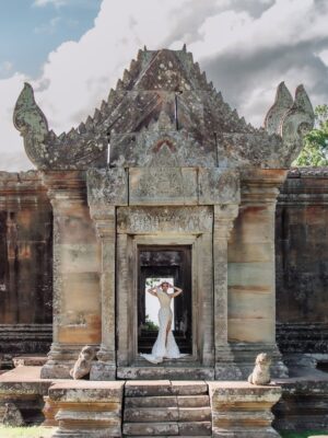 Mean Sonyta Instagram - ប្រហេសបាត់ប្រយ័ត្នគង់គ្មានអ្នកណាគេស្រលាញ់យើងជាងយើងស្រលាញ់ខ្លួនឯងទេ នេះជាសមិទ្ធិផលដែលខ្ញុំបានខំប្រឹងជាងរយះពេល10ឆ្នាំជាងមកនេះ🇰🇭🇰🇭🇰🇭
រឿងជាតិ ជារឿងយើងទាំងអស់គ្នា!
ជាដំបូង ខ្ញុំសូមជូនពរបងប្អូនពលករខ្មែរដែលត្រលប់មកកម្ពុជាវិញធ្វើដំណើរទៅស្រុកកំណើតប្រកបដោយសុខសុវត្ថិភាព មិនតែប៉ុណ្ណោះ គ្រប់យ៉ាងរាជរដ្ឋាភិបាលយើងលោកយកចិត្តទុកដាក់ និងបានរៀបចំជូនបងប្អូនរួចជាស្រេច ទាំងមធ្យោបាយធ្វើដំណើរ និងឱកាសការងារ។
ដោយឡែក រឿងតួថៃដែលមិនល្បី តែតោងចង់បានល្បីតាមរយៈស្ថានការណ៍ ជារឿងដែលគ្មានប្រយោជន៍បំផុត ព្រោះនេះជាការបញ្ឆេះកំហឹងជាតិសាសន៍ឱ្យកាន់តែខឹងស្អប់គ្នាកាន់តែខ្លាំង តែនេះយើងពិបាកហាមដែរ ព្រោះសារជាតិជាឈ្លើង គឺឈឺចាប់ពេលគេបេះចេញពីសាច់លែងឱ្យជញ្ជក់ឈាម ហើយត្រូវគេញិចចោលទៀត អ្នកសិល្បៈជ្រុលនិយមបែបហ្នឹងមិនប្រាកដថាទទួលបានការសិក្សាពេញលេញទេ យើងក៏មិនគួរឈឺក្បាលហាលថ្ងៃនឹងមនុស្សធន់ហ្នឹងពេកដែរ។
ទោះជាយ៉ាងណា នាងខ្ញុំ សូមដឹងគុណយ៉ាងជ្រាលជ្រៅចំពោះបងៗទាហានជួរមុខដែលលះបង់ទាំងកម្លាំងកាយ និងកម្លាំងចិត្តក្នុងការថែរក្សាឱ្យបាននូវបូរណភាពទឹកដី និងប្រាសាទគ្រប់ប្រាង្គណ៍នៃព្រះរាជាណាចក្រកម្ពុជា។
ជាចុងក្រោយ ខ្ញុំសូមអំពាវនាវឱ្យបងប្អូនខ្មែរទាំងអស់រក្សាចិត្តឱ្យត្រជាក់ នឹងនរ ទុកចិត្ត និងជឿជាក់លើថ្នាក់ដឹកនាំដែលជាប្រមុខរាជរដ្ឋាភិបាលរបស់យើង មិនតែប៉ុណ្ណោះ យើងរួមគ្នា បន្តសហការគ្នា សាមគ្គីគ្នា ក្នុងការគាំទ្រទៅដល់បងៗទាហានជួរមុខបន្តទៀតមិនថាជា ថវិកាក្ដី ឬសម្ភារៈប្រើប្រាស់ចាំបាច់ក្ដី។
នាងខ្ញុំមាន សូនីតា ពិតជាមានមោទនភាពក្នុងនាមជាកូនខ្មែរ ពេលមានរឿងទើបដឹងថា ខ្មែរក្រោកហើយ ប្រទេសយើងខ្លាំង ព្រោះប្រជាជនយើងខ្លាំង!
#ខ្មែរស្រលាញ់ខ្មែរ
#ខ្មែរគាំទ្រផលិតផលខ្មែរ
#ខ្មែរជួយខ្មែរ