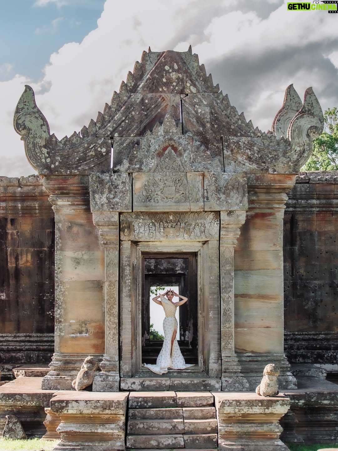 Mean Sonyta - 7.8K Likes - ប្រហេសបាត់ប្រយ័ត្នគង់គ្មានអ្នកណាគេស្រលាញ់យើងជាងយើងស្រលាញ់ខ្លួនឯងទេ នេះជាសមិទ្ធិផលដែលខ្ញុំបានខំប្រឹងជាងរយះពេល10ឆ្នាំជាងមកនេះ🇰🇭🇰🇭🇰🇭

រឿងជាតិ ជារឿងយើងទាំងអស់គ្នា!

ជាដំបូង ខ្ញុំសូមជូនពរបងប្អូនពលករខ្មែរដែលត្រលប់មកកម្ពុជាវិញធ្វើដំណើរទៅស្រុកកំណើតប្រកបដោយសុខសុវត្ថិភាព មិនតែប៉ុណ្ណោះ គ្រប់យ៉ាងរាជរដ្ឋាភិបាលយើងលោកយកចិត្តទុកដាក់ និងបានរៀបចំជូនបងប្អូនរួចជាស្រេច ទាំងមធ្យោបាយធ្វើដំណើរ និងឱកាសការងារ។

ដោយឡែក រឿងតួថៃដែលមិនល្បី តែតោងចង់បានល្បីតាមរយៈស្ថានការណ៍ ជារឿងដែលគ្មានប្រយោជន៍បំផុត ព្រោះនេះជាការបញ្ឆេះកំហឹងជាតិសាសន៍ឱ្យកាន់តែខឹងស្អប់គ្នាកាន់តែខ្លាំង តែនេះយើងពិបាកហាមដែរ ព្រោះសារជាតិជាឈ្លើង គឺឈឺចាប់ពេលគេបេះចេញពីសាច់លែងឱ្យជញ្ជក់ឈាម ហើយត្រូវគេញិចចោលទៀត អ្នកសិល្បៈជ្រុលនិយមបែបហ្នឹងមិនប្រាកដថាទទួលបានការសិក្សាពេញលេញទេ យើងក៏មិនគួរឈឺក្បាលហាលថ្ងៃនឹងមនុស្សធន់ហ្នឹងពេកដែរ។

ទោះជាយ៉ាងណា នាងខ្ញុំ សូមដឹងគុណយ៉ាងជ្រាលជ្រៅចំពោះបងៗទាហានជួរមុខដែលលះបង់ទាំងកម្លាំងកាយ និងកម្លាំងចិត្តក្នុងការថែរក្សាឱ្យបាននូវបូរណភាពទឹកដី និងប្រាសាទគ្រប់ប្រាង្គណ៍នៃព្រះរាជាណាចក្រកម្ពុជា។

ជាចុងក្រោយ ខ្ញុំសូមអំពាវនាវឱ្យបងប្អូនខ្មែរទាំងអស់រក្សាចិត្តឱ្យត្រជាក់ នឹងនរ ទុកចិត្ត និងជឿជាក់លើថ្នាក់ដឹកនាំដែលជាប្រមុខរាជរដ្ឋាភិបាលរបស់យើង មិនតែប៉ុណ្ណោះ យើងរួមគ្នា បន្តសហការគ្នា សាមគ្គីគ្នា ក្នុងការគាំទ្រទៅដល់បងៗទាហានជួរមុខបន្តទៀតមិនថាជា ថវិកាក្ដី ឬសម្ភារៈប្រើប្រាស់ចាំបាច់ក្ដី។ 

នាងខ្ញុំមាន សូនីតា ពិតជាមានមោទនភាពក្នុងនាមជាកូនខ្មែរ ពេលមានរឿងទើបដឹងថា ខ្មែរក្រោកហើយ ប្រទេសយើងខ្លាំង ព្រោះប្រជាជនយើងខ្លាំង!

#ខ្មែរស្រលាញ់ខ្មែរ 
#ខ្មែរគាំទ្រផលិតផលខ្មែរ
#ខ្មែរជួយខ្មែរ