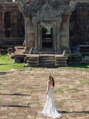 Mean Sonyta Instagram - ប្រហេសបាត់ប្រយ័ត្នគង់គ្មានអ្នកណាគេស្រលាញ់យើងជាងយើងស្រលាញ់ខ្លួនឯងទេ នេះជាសមិទ្ធិផលដែលខ្ញុំបានខំប្រឹងជាងរយះពេល10ឆ្នាំជាងមកនេះ🇰🇭🇰🇭🇰🇭
រឿងជាតិ ជារឿងយើងទាំងអស់គ្នា!
ជាដំបូង ខ្ញុំសូមជូនពរបងប្អូនពលករខ្មែរដែលត្រលប់មកកម្ពុជាវិញធ្វើដំណើរទៅស្រុកកំណើតប្រកបដោយសុខសុវត្ថិភាព មិនតែប៉ុណ្ណោះ គ្រប់យ៉ាងរាជរដ្ឋាភិបាលយើងលោកយកចិត្តទុកដាក់ និងបានរៀបចំជូនបងប្អូនរួចជាស្រេច ទាំងមធ្យោបាយធ្វើដំណើរ និងឱកាសការងារ។
ដោយឡែក រឿងតួថៃដែលមិនល្បី តែតោងចង់បានល្បីតាមរយៈស្ថានការណ៍ ជារឿងដែលគ្មានប្រយោជន៍បំផុត ព្រោះនេះជាការបញ្ឆេះកំហឹងជាតិសាសន៍ឱ្យកាន់តែខឹងស្អប់គ្នាកាន់តែខ្លាំង តែនេះយើងពិបាកហាមដែរ ព្រោះសារជាតិជាឈ្លើង គឺឈឺចាប់ពេលគេបេះចេញពីសាច់លែងឱ្យជញ្ជក់ឈាម ហើយត្រូវគេញិចចោលទៀត អ្នកសិល្បៈជ្រុលនិយមបែបហ្នឹងមិនប្រាកដថាទទួលបានការសិក្សាពេញលេញទេ យើងក៏មិនគួរឈឺក្បាលហាលថ្ងៃនឹងមនុស្សធន់ហ្នឹងពេកដែរ។
ទោះជាយ៉ាងណា នាងខ្ញុំ សូមដឹងគុណយ៉ាងជ្រាលជ្រៅចំពោះបងៗទាហានជួរមុខដែលលះបង់ទាំងកម្លាំងកាយ និងកម្លាំងចិត្តក្នុងការថែរក្សាឱ្យបាននូវបូរណភាពទឹកដី និងប្រាសាទគ្រប់ប្រាង្គណ៍នៃព្រះរាជាណាចក្រកម្ពុជា។
ជាចុងក្រោយ ខ្ញុំសូមអំពាវនាវឱ្យបងប្អូនខ្មែរទាំងអស់រក្សាចិត្តឱ្យត្រជាក់ នឹងនរ ទុកចិត្ត និងជឿជាក់លើថ្នាក់ដឹកនាំដែលជាប្រមុខរាជរដ្ឋាភិបាលរបស់យើង មិនតែប៉ុណ្ណោះ យើងរួមគ្នា បន្តសហការគ្នា សាមគ្គីគ្នា ក្នុងការគាំទ្រទៅដល់បងៗទាហានជួរមុខបន្តទៀតមិនថាជា ថវិកាក្ដី ឬសម្ភារៈប្រើប្រាស់ចាំបាច់ក្ដី។
នាងខ្ញុំមាន សូនីតា ពិតជាមានមោទនភាពក្នុងនាមជាកូនខ្មែរ ពេលមានរឿងទើបដឹងថា ខ្មែរក្រោកហើយ ប្រទេសយើងខ្លាំង ព្រោះប្រជាជនយើងខ្លាំង!
#ខ្មែរស្រលាញ់ខ្មែរ
#ខ្មែរគាំទ្រផលិតផលខ្មែរ
#ខ្មែរជួយខ្មែរ