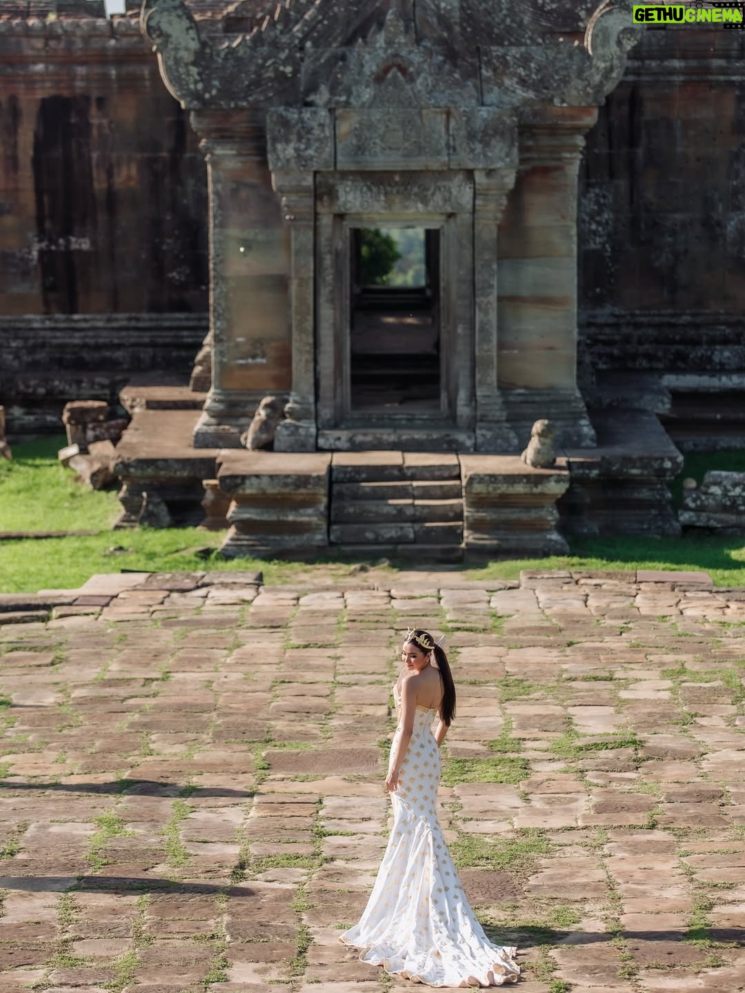 Mean Sonyta - 7.8K Likes - ប្រហេសបាត់ប្រយ័ត្នគង់គ្មានអ្នកណាគេស្រលាញ់យើងជាងយើងស្រលាញ់ខ្លួនឯងទេ នេះជាសមិទ្ធិផលដែលខ្ញុំបានខំប្រឹងជាងរយះពេល10ឆ្នាំជាងមកនេះ🇰🇭🇰🇭🇰🇭

រឿងជាតិ ជារឿងយើងទាំងអស់គ្នា!

ជាដំបូង ខ្ញុំសូមជូនពរបងប្អូនពលករខ្មែរដែលត្រលប់មកកម្ពុជាវិញធ្វើដំណើរទៅស្រុកកំណើតប្រកបដោយសុខសុវត្ថិភាព មិនតែប៉ុណ្ណោះ គ្រប់យ៉ាងរាជរដ្ឋាភិបាលយើងលោកយកចិត្តទុកដាក់ និងបានរៀបចំជូនបងប្អូនរួចជាស្រេច ទាំងមធ្យោបាយធ្វើដំណើរ និងឱកាសការងារ។

ដោយឡែក រឿងតួថៃដែលមិនល្បី តែតោងចង់បានល្បីតាមរយៈស្ថានការណ៍ ជារឿងដែលគ្មានប្រយោជន៍បំផុត ព្រោះនេះជាការបញ្ឆេះកំហឹងជាតិសាសន៍ឱ្យកាន់តែខឹងស្អប់គ្នាកាន់តែខ្លាំង តែនេះយើងពិបាកហាមដែរ ព្រោះសារជាតិជាឈ្លើង គឺឈឺចាប់ពេលគេបេះចេញពីសាច់លែងឱ្យជញ្ជក់ឈាម ហើយត្រូវគេញិចចោលទៀត អ្នកសិល្បៈជ្រុលនិយមបែបហ្នឹងមិនប្រាកដថាទទួលបានការសិក្សាពេញលេញទេ យើងក៏មិនគួរឈឺក្បាលហាលថ្ងៃនឹងមនុស្សធន់ហ្នឹងពេកដែរ។

ទោះជាយ៉ាងណា នាងខ្ញុំ សូមដឹងគុណយ៉ាងជ្រាលជ្រៅចំពោះបងៗទាហានជួរមុខដែលលះបង់ទាំងកម្លាំងកាយ និងកម្លាំងចិត្តក្នុងការថែរក្សាឱ្យបាននូវបូរណភាពទឹកដី និងប្រាសាទគ្រប់ប្រាង្គណ៍នៃព្រះរាជាណាចក្រកម្ពុជា។

ជាចុងក្រោយ ខ្ញុំសូមអំពាវនាវឱ្យបងប្អូនខ្មែរទាំងអស់រក្សាចិត្តឱ្យត្រជាក់ នឹងនរ ទុកចិត្ត និងជឿជាក់លើថ្នាក់ដឹកនាំដែលជាប្រមុខរាជរដ្ឋាភិបាលរបស់យើង មិនតែប៉ុណ្ណោះ យើងរួមគ្នា បន្តសហការគ្នា សាមគ្គីគ្នា ក្នុងការគាំទ្រទៅដល់បងៗទាហានជួរមុខបន្តទៀតមិនថាជា ថវិកាក្ដី ឬសម្ភារៈប្រើប្រាស់ចាំបាច់ក្ដី។ 

នាងខ្ញុំមាន សូនីតា ពិតជាមានមោទនភាពក្នុងនាមជាកូនខ្មែរ ពេលមានរឿងទើបដឹងថា ខ្មែរក្រោកហើយ ប្រទេសយើងខ្លាំង ព្រោះប្រជាជនយើងខ្លាំង!

#ខ្មែរស្រលាញ់ខ្មែរ 
#ខ្មែរគាំទ្រផលិតផលខ្មែរ
#ខ្មែរជួយខ្មែរ