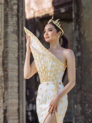 Mean Sonyta Instagram - ប្រហេសបាត់ប្រយ័ត្នគង់គ្មានអ្នកណាគេស្រលាញ់យើងជាងយើងស្រលាញ់ខ្លួនឯងទេ នេះជាសមិទ្ធិផលដែលខ្ញុំបានខំប្រឹងជាងរយះពេល10ឆ្នាំជាងមកនេះ🇰🇭🇰🇭🇰🇭
រឿងជាតិ ជារឿងយើងទាំងអស់គ្នា!
ជាដំបូង ខ្ញុំសូមជូនពរបងប្អូនពលករខ្មែរដែលត្រលប់មកកម្ពុជាវិញធ្វើដំណើរទៅស្រុកកំណើតប្រកបដោយសុខសុវត្ថិភាព មិនតែប៉ុណ្ណោះ គ្រប់យ៉ាងរាជរដ្ឋាភិបាលយើងលោកយកចិត្តទុកដាក់ និងបានរៀបចំជូនបងប្អូនរួចជាស្រេច ទាំងមធ្យោបាយធ្វើដំណើរ និងឱកាសការងារ។
ដោយឡែក រឿងតួថៃដែលមិនល្បី តែតោងចង់បានល្បីតាមរយៈស្ថានការណ៍ ជារឿងដែលគ្មានប្រយោជន៍បំផុត ព្រោះនេះជាការបញ្ឆេះកំហឹងជាតិសាសន៍ឱ្យកាន់តែខឹងស្អប់គ្នាកាន់តែខ្លាំង តែនេះយើងពិបាកហាមដែរ ព្រោះសារជាតិជាឈ្លើង គឺឈឺចាប់ពេលគេបេះចេញពីសាច់លែងឱ្យជញ្ជក់ឈាម ហើយត្រូវគេញិចចោលទៀត អ្នកសិល្បៈជ្រុលនិយមបែបហ្នឹងមិនប្រាកដថាទទួលបានការសិក្សាពេញលេញទេ យើងក៏មិនគួរឈឺក្បាលហាលថ្ងៃនឹងមនុស្សធន់ហ្នឹងពេកដែរ។
ទោះជាយ៉ាងណា នាងខ្ញុំ សូមដឹងគុណយ៉ាងជ្រាលជ្រៅចំពោះបងៗទាហានជួរមុខដែលលះបង់ទាំងកម្លាំងកាយ និងកម្លាំងចិត្តក្នុងការថែរក្សាឱ្យបាននូវបូរណភាពទឹកដី និងប្រាសាទគ្រប់ប្រាង្គណ៍នៃព្រះរាជាណាចក្រកម្ពុជា។
ជាចុងក្រោយ ខ្ញុំសូមអំពាវនាវឱ្យបងប្អូនខ្មែរទាំងអស់រក្សាចិត្តឱ្យត្រជាក់ នឹងនរ ទុកចិត្ត និងជឿជាក់លើថ្នាក់ដឹកនាំដែលជាប្រមុខរាជរដ្ឋាភិបាលរបស់យើង មិនតែប៉ុណ្ណោះ យើងរួមគ្នា បន្តសហការគ្នា សាមគ្គីគ្នា ក្នុងការគាំទ្រទៅដល់បងៗទាហានជួរមុខបន្តទៀតមិនថាជា ថវិកាក្ដី ឬសម្ភារៈប្រើប្រាស់ចាំបាច់ក្ដី។
នាងខ្ញុំមាន សូនីតា ពិតជាមានមោទនភាពក្នុងនាមជាកូនខ្មែរ ពេលមានរឿងទើបដឹងថា ខ្មែរក្រោកហើយ ប្រទេសយើងខ្លាំង ព្រោះប្រជាជនយើងខ្លាំង!
#ខ្មែរស្រលាញ់ខ្មែរ
#ខ្មែរគាំទ្រផលិតផលខ្មែរ
#ខ្មែរជួយខ្មែរ
