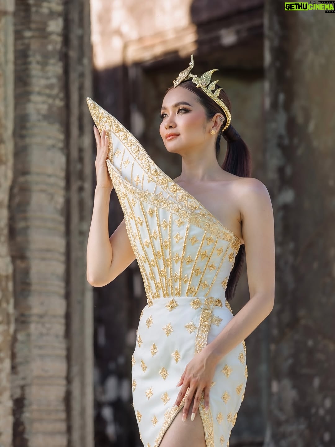 Mean Sonyta - 7.8K Likes - ប្រហេសបាត់ប្រយ័ត្នគង់គ្មានអ្នកណាគេស្រលាញ់យើងជាងយើងស្រលាញ់ខ្លួនឯងទេ នេះជាសមិទ្ធិផលដែលខ្ញុំបានខំប្រឹងជាងរយះពេល10ឆ្នាំជាងមកនេះ🇰🇭🇰🇭🇰🇭

រឿងជាតិ ជារឿងយើងទាំងអស់គ្នា!

ជាដំបូង ខ្ញុំសូមជូនពរបងប្អូនពលករខ្មែរដែលត្រលប់មកកម្ពុជាវិញធ្វើដំណើរទៅស្រុកកំណើតប្រកបដោយសុខសុវត្ថិភាព មិនតែប៉ុណ្ណោះ គ្រប់យ៉ាងរាជរដ្ឋាភិបាលយើងលោកយកចិត្តទុកដាក់ និងបានរៀបចំជូនបងប្អូនរួចជាស្រេច ទាំងមធ្យោបាយធ្វើដំណើរ និងឱកាសការងារ។

ដោយឡែក រឿងតួថៃដែលមិនល្បី តែតោងចង់បានល្បីតាមរយៈស្ថានការណ៍ ជារឿងដែលគ្មានប្រយោជន៍បំផុត ព្រោះនេះជាការបញ្ឆេះកំហឹងជាតិសាសន៍ឱ្យកាន់តែខឹងស្អប់គ្នាកាន់តែខ្លាំង តែនេះយើងពិបាកហាមដែរ ព្រោះសារជាតិជាឈ្លើង គឺឈឺចាប់ពេលគេបេះចេញពីសាច់លែងឱ្យជញ្ជក់ឈាម ហើយត្រូវគេញិចចោលទៀត អ្នកសិល្បៈជ្រុលនិយមបែបហ្នឹងមិនប្រាកដថាទទួលបានការសិក្សាពេញលេញទេ យើងក៏មិនគួរឈឺក្បាលហាលថ្ងៃនឹងមនុស្សធន់ហ្នឹងពេកដែរ។

ទោះជាយ៉ាងណា នាងខ្ញុំ សូមដឹងគុណយ៉ាងជ្រាលជ្រៅចំពោះបងៗទាហានជួរមុខដែលលះបង់ទាំងកម្លាំងកាយ និងកម្លាំងចិត្តក្នុងការថែរក្សាឱ្យបាននូវបូរណភាពទឹកដី និងប្រាសាទគ្រប់ប្រាង្គណ៍នៃព្រះរាជាណាចក្រកម្ពុជា។

ជាចុងក្រោយ ខ្ញុំសូមអំពាវនាវឱ្យបងប្អូនខ្មែរទាំងអស់រក្សាចិត្តឱ្យត្រជាក់ នឹងនរ ទុកចិត្ត និងជឿជាក់លើថ្នាក់ដឹកនាំដែលជាប្រមុខរាជរដ្ឋាភិបាលរបស់យើង មិនតែប៉ុណ្ណោះ យើងរួមគ្នា បន្តសហការគ្នា សាមគ្គីគ្នា ក្នុងការគាំទ្រទៅដល់បងៗទាហានជួរមុខបន្តទៀតមិនថាជា ថវិកាក្ដី ឬសម្ភារៈប្រើប្រាស់ចាំបាច់ក្ដី។ 

នាងខ្ញុំមាន សូនីតា ពិតជាមានមោទនភាពក្នុងនាមជាកូនខ្មែរ ពេលមានរឿងទើបដឹងថា ខ្មែរក្រោកហើយ ប្រទេសយើងខ្លាំង ព្រោះប្រជាជនយើងខ្លាំង!

#ខ្មែរស្រលាញ់ខ្មែរ 
#ខ្មែរគាំទ្រផលិតផលខ្មែរ
#ខ្មែរជួយខ្មែរ