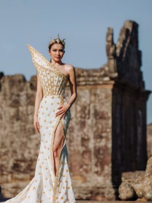 Mean Sonyta Instagram - ប្រហេសបាត់ប្រយ័ត្នគង់គ្មានអ្នកណាគេស្រលាញ់យើងជាងយើងស្រលាញ់ខ្លួនឯងទេ នេះជាសមិទ្ធិផលដែលខ្ញុំបានខំប្រឹងជាងរយះពេល10ឆ្នាំជាងមកនេះ🇰🇭🇰🇭🇰🇭
រឿងជាតិ ជារឿងយើងទាំងអស់គ្នា!
ជាដំបូង ខ្ញុំសូមជូនពរបងប្អូនពលករខ្មែរដែលត្រលប់មកកម្ពុជាវិញធ្វើដំណើរទៅស្រុកកំណើតប្រកបដោយសុខសុវត្ថិភាព មិនតែប៉ុណ្ណោះ គ្រប់យ៉ាងរាជរដ្ឋាភិបាលយើងលោកយកចិត្តទុកដាក់ និងបានរៀបចំជូនបងប្អូនរួចជាស្រេច ទាំងមធ្យោបាយធ្វើដំណើរ និងឱកាសការងារ។
ដោយឡែក រឿងតួថៃដែលមិនល្បី តែតោងចង់បានល្បីតាមរយៈស្ថានការណ៍ ជារឿងដែលគ្មានប្រយោជន៍បំផុត ព្រោះនេះជាការបញ្ឆេះកំហឹងជាតិសាសន៍ឱ្យកាន់តែខឹងស្អប់គ្នាកាន់តែខ្លាំង តែនេះយើងពិបាកហាមដែរ ព្រោះសារជាតិជាឈ្លើង គឺឈឺចាប់ពេលគេបេះចេញពីសាច់លែងឱ្យជញ្ជក់ឈាម ហើយត្រូវគេញិចចោលទៀត អ្នកសិល្បៈជ្រុលនិយមបែបហ្នឹងមិនប្រាកដថាទទួលបានការសិក្សាពេញលេញទេ យើងក៏មិនគួរឈឺក្បាលហាលថ្ងៃនឹងមនុស្សធន់ហ្នឹងពេកដែរ។
ទោះជាយ៉ាងណា នាងខ្ញុំ សូមដឹងគុណយ៉ាងជ្រាលជ្រៅចំពោះបងៗទាហានជួរមុខដែលលះបង់ទាំងកម្លាំងកាយ និងកម្លាំងចិត្តក្នុងការថែរក្សាឱ្យបាននូវបូរណភាពទឹកដី និងប្រាសាទគ្រប់ប្រាង្គណ៍នៃព្រះរាជាណាចក្រកម្ពុជា។
ជាចុងក្រោយ ខ្ញុំសូមអំពាវនាវឱ្យបងប្អូនខ្មែរទាំងអស់រក្សាចិត្តឱ្យត្រជាក់ នឹងនរ ទុកចិត្ត និងជឿជាក់លើថ្នាក់ដឹកនាំដែលជាប្រមុខរាជរដ្ឋាភិបាលរបស់យើង មិនតែប៉ុណ្ណោះ យើងរួមគ្នា បន្តសហការគ្នា សាមគ្គីគ្នា ក្នុងការគាំទ្រទៅដល់បងៗទាហានជួរមុខបន្តទៀតមិនថាជា ថវិកាក្ដី ឬសម្ភារៈប្រើប្រាស់ចាំបាច់ក្ដី។
នាងខ្ញុំមាន សូនីតា ពិតជាមានមោទនភាពក្នុងនាមជាកូនខ្មែរ ពេលមានរឿងទើបដឹងថា ខ្មែរក្រោកហើយ ប្រទេសយើងខ្លាំង ព្រោះប្រជាជនយើងខ្លាំង!
#ខ្មែរស្រលាញ់ខ្មែរ
#ខ្មែរគាំទ្រផលិតផលខ្មែរ
#ខ្មែរជួយខ្មែរ