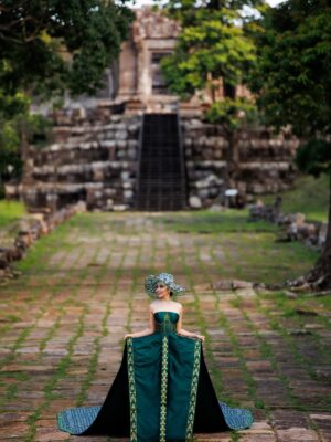 Mean Sonyta Instagram - ប្រហេសបាត់ប្រយ័ត្នគង់គ្មានអ្នកណាគេស្រលាញ់យើងជាងយើងស្រលាញ់ខ្លួនឯងទេ នេះជាសមិទ្ធិផលដែលខ្ញុំបានខំប្រឹងជាងរយះពេល10ឆ្នាំជាងមកនេះ🇰🇭🇰🇭🇰🇭
រឿងជាតិ ជារឿងយើងទាំងអស់គ្នា!
ជាដំបូង ខ្ញុំសូមជូនពរបងប្អូនពលករខ្មែរដែលត្រលប់មកកម្ពុជាវិញធ្វើដំណើរទៅស្រុកកំណើតប្រកបដោយសុខសុវត្ថិភាព មិនតែប៉ុណ្ណោះ គ្រប់យ៉ាងរាជរដ្ឋាភិបាលយើងលោកយកចិត្តទុកដាក់ និងបានរៀបចំជូនបងប្អូនរួចជាស្រេច ទាំងមធ្យោបាយធ្វើដំណើរ និងឱកាសការងារ។
ដោយឡែក រឿងតួថៃដែលមិនល្បី តែតោងចង់បានល្បីតាមរយៈស្ថានការណ៍ ជារឿងដែលគ្មានប្រយោជន៍បំផុត ព្រោះនេះជាការបញ្ឆេះកំហឹងជាតិសាសន៍ឱ្យកាន់តែខឹងស្អប់គ្នាកាន់តែខ្លាំង តែនេះយើងពិបាកហាមដែរ ព្រោះសារជាតិជាឈ្លើង គឺឈឺចាប់ពេលគេបេះចេញពីសាច់លែងឱ្យជញ្ជក់ឈាម ហើយត្រូវគេញិចចោលទៀត អ្នកសិល្បៈជ្រុលនិយមបែបហ្នឹងមិនប្រាកដថាទទួលបានការសិក្សាពេញលេញទេ យើងក៏មិនគួរឈឺក្បាលហាលថ្ងៃនឹងមនុស្សធន់ហ្នឹងពេកដែរ។
ទោះជាយ៉ាងណា នាងខ្ញុំ សូមដឹងគុណយ៉ាងជ្រាលជ្រៅចំពោះបងៗទាហានជួរមុខដែលលះបង់ទាំងកម្លាំងកាយ និងកម្លាំងចិត្តក្នុងការថែរក្សាឱ្យបាននូវបូរណភាពទឹកដី និងប្រាសាទគ្រប់ប្រាង្គណ៍នៃព្រះរាជាណាចក្រកម្ពុជា។
ជាចុងក្រោយ ខ្ញុំសូមអំពាវនាវឱ្យបងប្អូនខ្មែរទាំងអស់រក្សាចិត្តឱ្យត្រជាក់ នឹងនរ ទុកចិត្ត និងជឿជាក់លើថ្នាក់ដឹកនាំដែលជាប្រមុខរាជរដ្ឋាភិបាលរបស់យើង មិនតែប៉ុណ្ណោះ យើងរួមគ្នា បន្តសហការគ្នា សាមគ្គីគ្នា ក្នុងការគាំទ្រទៅដល់បងៗទាហានជួរមុខបន្តទៀតមិនថាជា ថវិកាក្ដី ឬសម្ភារៈប្រើប្រាស់ចាំបាច់ក្ដី។
នាងខ្ញុំមាន សូនីតា ពិតជាមានមោទនភាពក្នុងនាមជាកូនខ្មែរ ពេលមានរឿងទើបដឹងថា ខ្មែរក្រោកហើយ ប្រទេសយើងខ្លាំង ព្រោះប្រជាជនយើងខ្លាំង!
#ខ្មែរស្រលាញ់ខ្មែរ
#ខ្មែរគាំទ្រផលិតផលខ្មែរ
#ខ្មែរជួយខ្មែរ