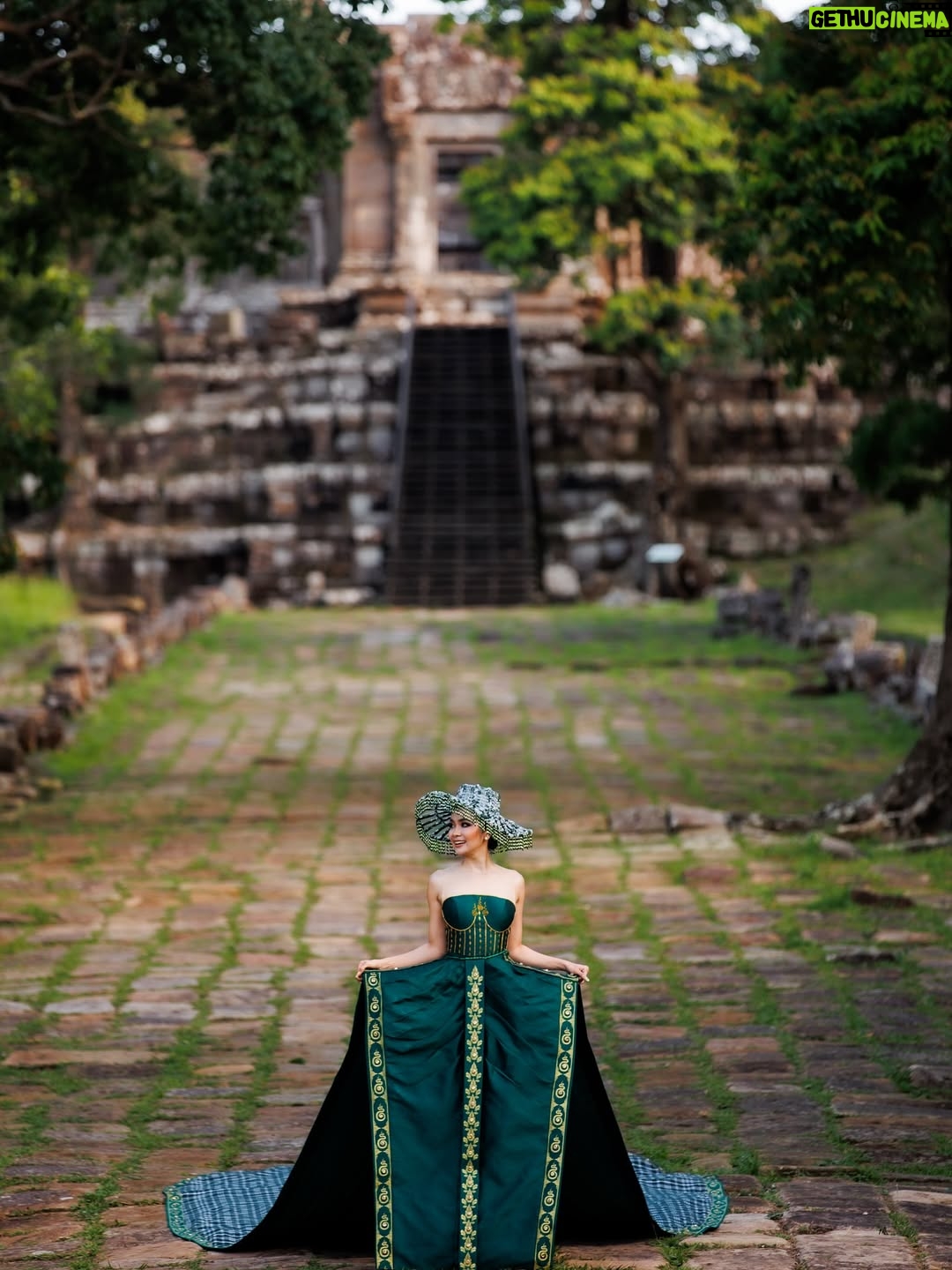 Mean Sonyta - 7.8K Likes - ប្រហេសបាត់ប្រយ័ត្នគង់គ្មានអ្នកណាគេស្រលាញ់យើងជាងយើងស្រលាញ់ខ្លួនឯងទេ នេះជាសមិទ្ធិផលដែលខ្ញុំបានខំប្រឹងជាងរយះពេល10ឆ្នាំជាងមកនេះ🇰🇭🇰🇭🇰🇭

រឿងជាតិ ជារឿងយើងទាំងអស់គ្នា!

ជាដំបូង ខ្ញុំសូមជូនពរបងប្អូនពលករខ្មែរដែលត្រលប់មកកម្ពុជាវិញធ្វើដំណើរទៅស្រុកកំណើតប្រកបដោយសុខសុវត្ថិភាព មិនតែប៉ុណ្ណោះ គ្រប់យ៉ាងរាជរដ្ឋាភិបាលយើងលោកយកចិត្តទុកដាក់ និងបានរៀបចំជូនបងប្អូនរួចជាស្រេច ទាំងមធ្យោបាយធ្វើដំណើរ និងឱកាសការងារ។

ដោយឡែក រឿងតួថៃដែលមិនល្បី តែតោងចង់បានល្បីតាមរយៈស្ថានការណ៍ ជារឿងដែលគ្មានប្រយោជន៍បំផុត ព្រោះនេះជាការបញ្ឆេះកំហឹងជាតិសាសន៍ឱ្យកាន់តែខឹងស្អប់គ្នាកាន់តែខ្លាំង តែនេះយើងពិបាកហាមដែរ ព្រោះសារជាតិជាឈ្លើង គឺឈឺចាប់ពេលគេបេះចេញពីសាច់លែងឱ្យជញ្ជក់ឈាម ហើយត្រូវគេញិចចោលទៀត អ្នកសិល្បៈជ្រុលនិយមបែបហ្នឹងមិនប្រាកដថាទទួលបានការសិក្សាពេញលេញទេ យើងក៏មិនគួរឈឺក្បាលហាលថ្ងៃនឹងមនុស្សធន់ហ្នឹងពេកដែរ។

ទោះជាយ៉ាងណា នាងខ្ញុំ សូមដឹងគុណយ៉ាងជ្រាលជ្រៅចំពោះបងៗទាហានជួរមុខដែលលះបង់ទាំងកម្លាំងកាយ និងកម្លាំងចិត្តក្នុងការថែរក្សាឱ្យបាននូវបូរណភាពទឹកដី និងប្រាសាទគ្រប់ប្រាង្គណ៍នៃព្រះរាជាណាចក្រកម្ពុជា។

ជាចុងក្រោយ ខ្ញុំសូមអំពាវនាវឱ្យបងប្អូនខ្មែរទាំងអស់រក្សាចិត្តឱ្យត្រជាក់ នឹងនរ ទុកចិត្ត និងជឿជាក់លើថ្នាក់ដឹកនាំដែលជាប្រមុខរាជរដ្ឋាភិបាលរបស់យើង មិនតែប៉ុណ្ណោះ យើងរួមគ្នា បន្តសហការគ្នា សាមគ្គីគ្នា ក្នុងការគាំទ្រទៅដល់បងៗទាហានជួរមុខបន្តទៀតមិនថាជា ថវិកាក្ដី ឬសម្ភារៈប្រើប្រាស់ចាំបាច់ក្ដី។ 

នាងខ្ញុំមាន សូនីតា ពិតជាមានមោទនភាពក្នុងនាមជាកូនខ្មែរ ពេលមានរឿងទើបដឹងថា ខ្មែរក្រោកហើយ ប្រទេសយើងខ្លាំង ព្រោះប្រជាជនយើងខ្លាំង!

#ខ្មែរស្រលាញ់ខ្មែរ 
#ខ្មែរគាំទ្រផលិតផលខ្មែរ
#ខ្មែរជួយខ្មែរ