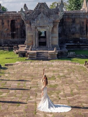 Mean Sonyta Instagram - ប្រហេសបាត់ប្រយ័ត្នគង់គ្មានអ្នកណាគេស្រលាញ់យើងជាងយើងស្រលាញ់ខ្លួនឯងទេ នេះជាសមិទ្ធិផលដែលខ្ញុំបានខំប្រឹងជាងរយះពេល10ឆ្នាំជាងមកនេះ🇰🇭🇰🇭🇰🇭
រឿងជាតិ ជារឿងយើងទាំងអស់គ្នា!
ជាដំបូង ខ្ញុំសូមជូនពរបងប្អូនពលករខ្មែរដែលត្រលប់មកកម្ពុជាវិញធ្វើដំណើរទៅស្រុកកំណើតប្រកបដោយសុខសុវត្ថិភាព មិនតែប៉ុណ្ណោះ គ្រប់យ៉ាងរាជរដ្ឋាភិបាលយើងលោកយកចិត្តទុកដាក់ និងបានរៀបចំជូនបងប្អូនរួចជាស្រេច ទាំងមធ្យោបាយធ្វើដំណើរ និងឱកាសការងារ។
ដោយឡែក រឿងតួថៃដែលមិនល្បី តែតោងចង់បានល្បីតាមរយៈស្ថានការណ៍ ជារឿងដែលគ្មានប្រយោជន៍បំផុត ព្រោះនេះជាការបញ្ឆេះកំហឹងជាតិសាសន៍ឱ្យកាន់តែខឹងស្អប់គ្នាកាន់តែខ្លាំង តែនេះយើងពិបាកហាមដែរ ព្រោះសារជាតិជាឈ្លើង គឺឈឺចាប់ពេលគេបេះចេញពីសាច់លែងឱ្យជញ្ជក់ឈាម ហើយត្រូវគេញិចចោលទៀត អ្នកសិល្បៈជ្រុលនិយមបែបហ្នឹងមិនប្រាកដថាទទួលបានការសិក្សាពេញលេញទេ យើងក៏មិនគួរឈឺក្បាលហាលថ្ងៃនឹងមនុស្សធន់ហ្នឹងពេកដែរ។
ទោះជាយ៉ាងណា នាងខ្ញុំ សូមដឹងគុណយ៉ាងជ្រាលជ្រៅចំពោះបងៗទាហានជួរមុខដែលលះបង់ទាំងកម្លាំងកាយ និងកម្លាំងចិត្តក្នុងការថែរក្សាឱ្យបាននូវបូរណភាពទឹកដី និងប្រាសាទគ្រប់ប្រាង្គណ៍នៃព្រះរាជាណាចក្រកម្ពុជា។
ជាចុងក្រោយ ខ្ញុំសូមអំពាវនាវឱ្យបងប្អូនខ្មែរទាំងអស់រក្សាចិត្តឱ្យត្រជាក់ នឹងនរ ទុកចិត្ត និងជឿជាក់លើថ្នាក់ដឹកនាំដែលជាប្រមុខរាជរដ្ឋាភិបាលរបស់យើង មិនតែប៉ុណ្ណោះ យើងរួមគ្នា បន្តសហការគ្នា សាមគ្គីគ្នា ក្នុងការគាំទ្រទៅដល់បងៗទាហានជួរមុខបន្តទៀតមិនថាជា ថវិកាក្ដី ឬសម្ភារៈប្រើប្រាស់ចាំបាច់ក្ដី។
នាងខ្ញុំមាន សូនីតា ពិតជាមានមោទនភាពក្នុងនាមជាកូនខ្មែរ ពេលមានរឿងទើបដឹងថា ខ្មែរក្រោកហើយ ប្រទេសយើងខ្លាំង ព្រោះប្រជាជនយើងខ្លាំង!
#ខ្មែរស្រលាញ់ខ្មែរ
#ខ្មែរគាំទ្រផលិតផលខ្មែរ
#ខ្មែរជួយខ្មែរ
