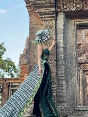 Mean Sonyta Instagram - ប្រហេសបាត់ប្រយ័ត្នគង់គ្មានអ្នកណាគេស្រលាញ់យើងជាងយើងស្រលាញ់ខ្លួនឯងទេ នេះជាសមិទ្ធិផលដែលខ្ញុំបានខំប្រឹងជាងរយះពេល10ឆ្នាំជាងមកនេះ🇰🇭🇰🇭🇰🇭
រឿងជាតិ ជារឿងយើងទាំងអស់គ្នា!
ជាដំបូង ខ្ញុំសូមជូនពរបងប្អូនពលករខ្មែរដែលត្រលប់មកកម្ពុជាវិញធ្វើដំណើរទៅស្រុកកំណើតប្រកបដោយសុខសុវត្ថិភាព មិនតែប៉ុណ្ណោះ គ្រប់យ៉ាងរាជរដ្ឋាភិបាលយើងលោកយកចិត្តទុកដាក់ និងបានរៀបចំជូនបងប្អូនរួចជាស្រេច ទាំងមធ្យោបាយធ្វើដំណើរ និងឱកាសការងារ។
ដោយឡែក រឿងតួថៃដែលមិនល្បី តែតោងចង់បានល្បីតាមរយៈស្ថានការណ៍ ជារឿងដែលគ្មានប្រយោជន៍បំផុត ព្រោះនេះជាការបញ្ឆេះកំហឹងជាតិសាសន៍ឱ្យកាន់តែខឹងស្អប់គ្នាកាន់តែខ្លាំង តែនេះយើងពិបាកហាមដែរ ព្រោះសារជាតិជាឈ្លើង គឺឈឺចាប់ពេលគេបេះចេញពីសាច់លែងឱ្យជញ្ជក់ឈាម ហើយត្រូវគេញិចចោលទៀត អ្នកសិល្បៈជ្រុលនិយមបែបហ្នឹងមិនប្រាកដថាទទួលបានការសិក្សាពេញលេញទេ យើងក៏មិនគួរឈឺក្បាលហាលថ្ងៃនឹងមនុស្សធន់ហ្នឹងពេកដែរ។
ទោះជាយ៉ាងណា នាងខ្ញុំ សូមដឹងគុណយ៉ាងជ្រាលជ្រៅចំពោះបងៗទាហានជួរមុខដែលលះបង់ទាំងកម្លាំងកាយ និងកម្លាំងចិត្តក្នុងការថែរក្សាឱ្យបាននូវបូរណភាពទឹកដី និងប្រាសាទគ្រប់ប្រាង្គណ៍នៃព្រះរាជាណាចក្រកម្ពុជា។
ជាចុងក្រោយ ខ្ញុំសូមអំពាវនាវឱ្យបងប្អូនខ្មែរទាំងអស់រក្សាចិត្តឱ្យត្រជាក់ នឹងនរ ទុកចិត្ត និងជឿជាក់លើថ្នាក់ដឹកនាំដែលជាប្រមុខរាជរដ្ឋាភិបាលរបស់យើង មិនតែប៉ុណ្ណោះ យើងរួមគ្នា បន្តសហការគ្នា សាមគ្គីគ្នា ក្នុងការគាំទ្រទៅដល់បងៗទាហានជួរមុខបន្តទៀតមិនថាជា ថវិកាក្ដី ឬសម្ភារៈប្រើប្រាស់ចាំបាច់ក្ដី។
នាងខ្ញុំមាន សូនីតា ពិតជាមានមោទនភាពក្នុងនាមជាកូនខ្មែរ ពេលមានរឿងទើបដឹងថា ខ្មែរក្រោកហើយ ប្រទេសយើងខ្លាំង ព្រោះប្រជាជនយើងខ្លាំង!
#ខ្មែរស្រលាញ់ខ្មែរ
#ខ្មែរគាំទ្រផលិតផលខ្មែរ
#ខ្មែរជួយខ្មែរ