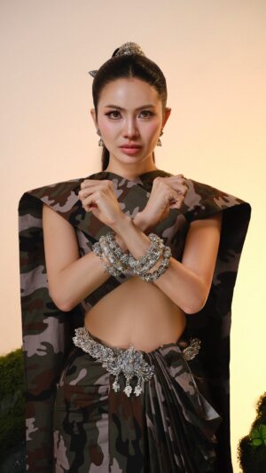 Mean Sonyta Instagram - I love Cambodia 🇰🇭 #khmer
ឈុត : បុប្ផាសួគ៌ហ្គោល សំអាងការ
Makeup : @valy_kanop
Hair : @pee.to.902