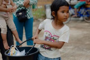Mean Sonyta Instagram - បន្ទាប់ពីបានទៅដល់ទីតាំងបងប្អូនជនភៀសសឹកហើយ នាងខ្ញុំពិតជាក្ដុកក្ដួលរកនិយាយមិនចេញ មិននឹកស្មានថាសុខៗ ស្រុកទេសដែលធ្លាប់តែមានសន្ដិភាព បែរទៅជាមានសង្គ្រាម។
បងប្អូនជនភៀសសឹក ដែលនាងខ្ញុំទៅដល់ ភាគច្រើនគឺជា មនុស្សចាស់ជរាក្រីក្ររកហូបរាល់ថ្ងៃសឹងតែមិនគ្រប់ផង នៅមកត្រូវរស់នៅគេចពីសង្គ្រាមទៀត។
ខ្លោចចិត្តជាងគេនោះ គឺពួកគាត់សុទ្ធតែមានសមាជិកគ្រួសារជាកងទ័ពជួរមុខ ដែលកំពុងតែទប់ទល់ជាមួយខ្មាំងនៅសមរភូមិ។
នៅក្នុងគ្រានេះ នាងខ្ញុំមានតែខំប្រឹងជួយឲ្យអស់ពីសមត្ថភាព សង្ឃឹមថា កម្ពុជានឹងរួចផុតពីសង្គ្រាម ដើម្បីឲ្យបងប្អូនយើងជនភៀសសឹកបានត្រឡប់ទៅនៅផ្ទះសម្បែងជួបកូនជួបចៅឆាប់ៗនេះ។
នាងខ្ញុំ មាន សូនីតា លើកម្រាមដៃដប់ សូមបួងសួងដល់វត្ថុស័ក្កសិទ្ធិទាំងឡាយដែលមាននៅលើលោកនេះ ជួយការពារឃុំគ្រោងប្រជាជនខ្មែរស្លូតត្រង់នៃប្រទេសកម្ពុជាផង🙏