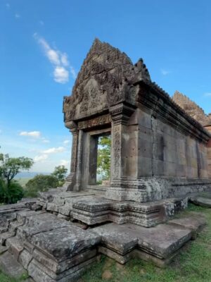 Mean Sonyta Instagram - ប្រហេសបាត់ប្រយ័ត្នគង់គ្មានអ្នកណាគេស្រលាញ់យើងជាងយើងស្រលាញ់ខ្លួនឯងទេ នេះជាសមិទ្ធិផលដែលខ្ញុំបានខំប្រឹងជាងរយះពេល10ឆ្នាំជាងមកនេះ🇰🇭🇰🇭🇰🇭
រឿងជាតិ ជារឿងយើងទាំងអស់គ្នា!
ជាដំបូង ខ្ញុំសូមជូនពរបងប្អូនពលករខ្មែរដែលត្រលប់មកកម្ពុជាវិញធ្វើដំណើរទៅស្រុកកំណើតប្រកបដោយសុខសុវត្ថិភាព មិនតែប៉ុណ្ណោះ គ្រប់យ៉ាងរាជរដ្ឋាភិបាលយើងលោកយកចិត្តទុកដាក់ និងបានរៀបចំជូនបងប្អូនរួចជាស្រេច ទាំងមធ្យោបាយធ្វើដំណើរ និងឱកាសការងារ។
ដោយឡែក រឿងតួថៃដែលមិនល្បី តែតោងចង់បានល្បីតាមរយៈស្ថានការណ៍ ជារឿងដែលគ្មានប្រយោជន៍បំផុត ព្រោះនេះជាការបញ្ឆេះកំហឹងជាតិសាសន៍ឱ្យកាន់តែខឹងស្អប់គ្នាកាន់តែខ្លាំង តែនេះយើងពិបាកហាមដែរ ព្រោះសារជាតិជាឈ្លើង គឺឈឺចាប់ពេលគេបេះចេញពីសាច់លែងឱ្យជញ្ជក់ឈាម ហើយត្រូវគេញិចចោលទៀត អ្នកសិល្បៈជ្រុលនិយមបែបហ្នឹងមិនប្រាកដថាទទួលបានការសិក្សាពេញលេញទេ យើងក៏មិនគួរឈឺក្បាលហាលថ្ងៃនឹងមនុស្សធន់ហ្នឹងពេកដែរ។
ទោះជាយ៉ាងណា នាងខ្ញុំ សូមដឹងគុណយ៉ាងជ្រាលជ្រៅចំពោះបងៗទាហានជួរមុខដែលលះបង់ទាំងកម្លាំងកាយ និងកម្លាំងចិត្តក្នុងការថែរក្សាឱ្យបាននូវបូរណភាពទឹកដី និងប្រាសាទគ្រប់ប្រាង្គណ៍នៃព្រះរាជាណាចក្រកម្ពុជា។
ជាចុងក្រោយ ខ្ញុំសូមអំពាវនាវឱ្យបងប្អូនខ្មែរទាំងអស់រក្សាចិត្តឱ្យត្រជាក់ នឹងនរ ទុកចិត្ត និងជឿជាក់លើថ្នាក់ដឹកនាំដែលជាប្រមុខរាជរដ្ឋាភិបាលរបស់យើង មិនតែប៉ុណ្ណោះ យើងរួមគ្នា បន្តសហការគ្នា សាមគ្គីគ្នា ក្នុងការគាំទ្រទៅដល់បងៗទាហានជួរមុខបន្តទៀតមិនថាជា ថវិកាក្ដី ឬសម្ភារៈប្រើប្រាស់ចាំបាច់ក្ដី។
នាងខ្ញុំមាន សូនីតា ពិតជាមានមោទនភាពក្នុងនាមជាកូនខ្មែរ ពេលមានរឿងទើបដឹងថា ខ្មែរក្រោកហើយ ប្រទេសយើងខ្លាំង ព្រោះប្រជាជនយើងខ្លាំង!
#ខ្មែរស្រលាញ់ខ្មែរ
#ខ្មែរគាំទ្រផលិតផលខ្មែរ
#ខ្មែរជួយខ្មែរ