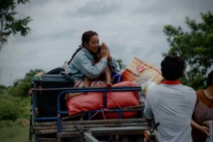 Mean Sonyta Instagram - បន្ទាប់ពីបានទៅដល់ទីតាំងបងប្អូនជនភៀសសឹកហើយ នាងខ្ញុំពិតជាក្ដុកក្ដួលរកនិយាយមិនចេញ មិននឹកស្មានថាសុខៗ ស្រុកទេសដែលធ្លាប់តែមានសន្ដិភាព បែរទៅជាមានសង្គ្រាម។
បងប្អូនជនភៀសសឹក ដែលនាងខ្ញុំទៅដល់ ភាគច្រើនគឺជា មនុស្សចាស់ជរាក្រីក្ររកហូបរាល់ថ្ងៃសឹងតែមិនគ្រប់ផង នៅមកត្រូវរស់នៅគេចពីសង្គ្រាមទៀត។
ខ្លោចចិត្តជាងគេនោះ គឺពួកគាត់សុទ្ធតែមានសមាជិកគ្រួសារជាកងទ័ពជួរមុខ ដែលកំពុងតែទប់ទល់ជាមួយខ្មាំងនៅសមរភូមិ។
នៅក្នុងគ្រានេះ នាងខ្ញុំមានតែខំប្រឹងជួយឲ្យអស់ពីសមត្ថភាព សង្ឃឹមថា កម្ពុជានឹងរួចផុតពីសង្គ្រាម ដើម្បីឲ្យបងប្អូនយើងជនភៀសសឹកបានត្រឡប់ទៅនៅផ្ទះសម្បែងជួបកូនជួបចៅឆាប់ៗនេះ។
នាងខ្ញុំ មាន សូនីតា លើកម្រាមដៃដប់ សូមបួងសួងដល់វត្ថុស័ក្កសិទ្ធិទាំងឡាយដែលមាននៅលើលោកនេះ ជួយការពារឃុំគ្រោងប្រជាជនខ្មែរស្លូតត្រង់នៃប្រទេសកម្ពុជាផង🙏