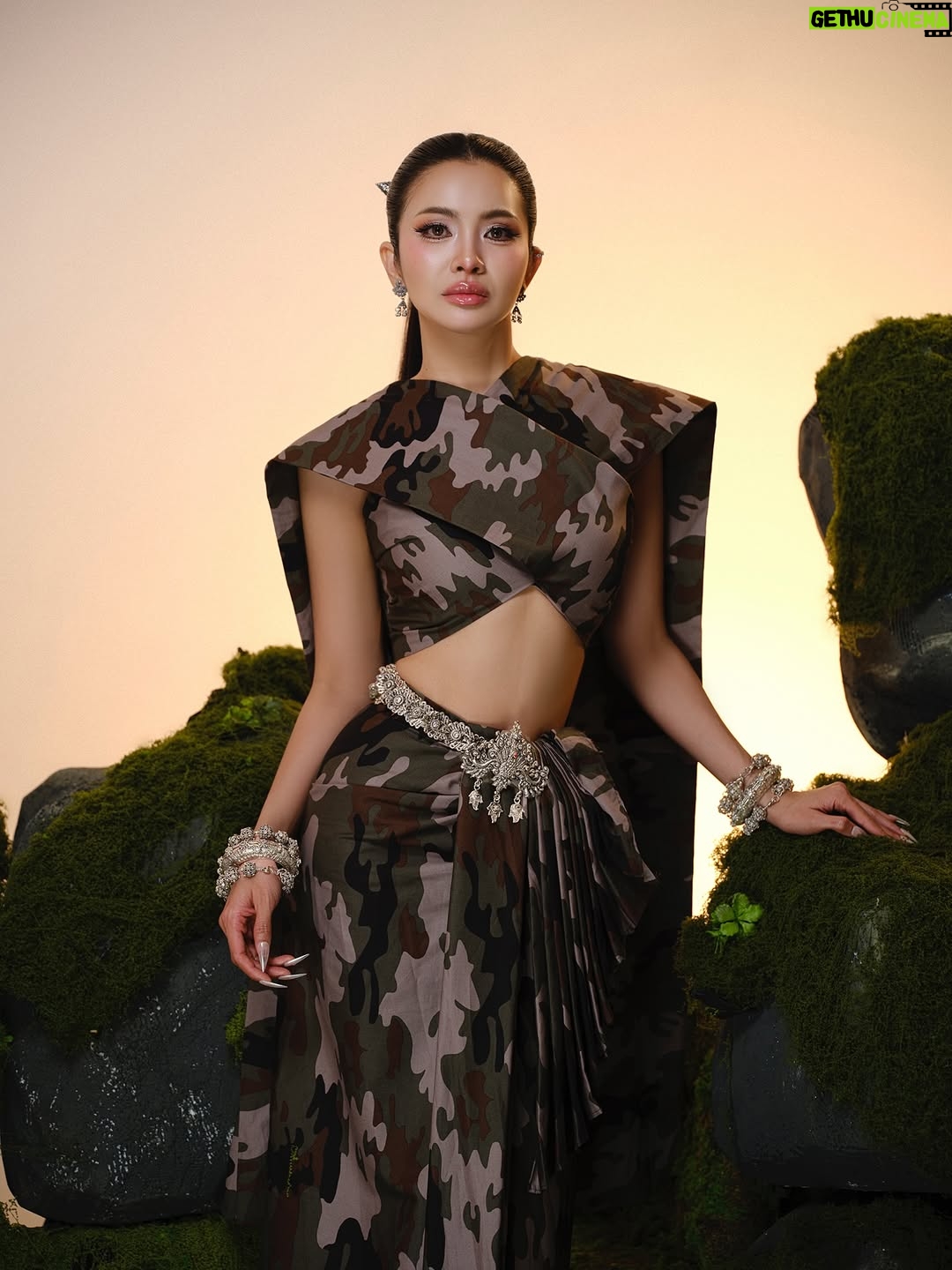 Mean Sonyta - 5.6K Likes - សុំផ្ញើរកំលាំងចិត្តទៅបងៗជួរមុខ ពួកយើងនៅជួរក្រោយទេតែចង់បង្ហាញទៅអន្តរជាតិថា យើងទន់ភ្លន់ តែក្លាហាន មុតមាំ សំរាប់កម្ពុជា 🇰🇭

📸 : @reachny_photo 
ឈុត : បុប្ផាសួគ៌ហ្គោល សំអាងការ
Makeup : @valy_kanop 
Hair : @pee.to.902