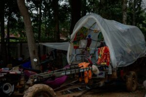 Mean Sonyta Instagram - បន្ទាប់ពីបានទៅដល់ទីតាំងបងប្អូនជនភៀសសឹកហើយ នាងខ្ញុំពិតជាក្ដុកក្ដួលរកនិយាយមិនចេញ មិននឹកស្មានថាសុខៗ ស្រុកទេសដែលធ្លាប់តែមានសន្ដិភាព បែរទៅជាមានសង្គ្រាម។
បងប្អូនជនភៀសសឹក ដែលនាងខ្ញុំទៅដល់ ភាគច្រើនគឺជា មនុស្សចាស់ជរាក្រីក្ររកហូបរាល់ថ្ងៃសឹងតែមិនគ្រប់ផង នៅមកត្រូវរស់នៅគេចពីសង្គ្រាមទៀត។
ខ្លោចចិត្តជាងគេនោះ គឺពួកគាត់សុទ្ធតែមានសមាជិកគ្រួសារជាកងទ័ពជួរមុខ ដែលកំពុងតែទប់ទល់ជាមួយខ្មាំងនៅសមរភូមិ។
នៅក្នុងគ្រានេះ នាងខ្ញុំមានតែខំប្រឹងជួយឲ្យអស់ពីសមត្ថភាព សង្ឃឹមថា កម្ពុជានឹងរួចផុតពីសង្គ្រាម ដើម្បីឲ្យបងប្អូនយើងជនភៀសសឹកបានត្រឡប់ទៅនៅផ្ទះសម្បែងជួបកូនជួបចៅឆាប់ៗនេះ។
នាងខ្ញុំ មាន សូនីតា លើកម្រាមដៃដប់ សូមបួងសួងដល់វត្ថុស័ក្កសិទ្ធិទាំងឡាយដែលមាននៅលើលោកនេះ ជួយការពារឃុំគ្រោងប្រជាជនខ្មែរស្លូតត្រង់នៃប្រទេសកម្ពុជាផង🙏
