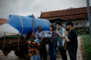 Mean Sonyta Instagram - បន្ទាប់ពីបានទៅដល់ទីតាំងបងប្អូនជនភៀសសឹកហើយ នាងខ្ញុំពិតជាក្ដុកក្ដួលរកនិយាយមិនចេញ មិននឹកស្មានថាសុខៗ ស្រុកទេសដែលធ្លាប់តែមានសន្ដិភាព បែរទៅជាមានសង្គ្រាម។
បងប្អូនជនភៀសសឹក ដែលនាងខ្ញុំទៅដល់ ភាគច្រើនគឺជា មនុស្សចាស់ជរាក្រីក្ររកហូបរាល់ថ្ងៃសឹងតែមិនគ្រប់ផង នៅមកត្រូវរស់នៅគេចពីសង្គ្រាមទៀត។
ខ្លោចចិត្តជាងគេនោះ គឺពួកគាត់សុទ្ធតែមានសមាជិកគ្រួសារជាកងទ័ពជួរមុខ ដែលកំពុងតែទប់ទល់ជាមួយខ្មាំងនៅសមរភូមិ។
នៅក្នុងគ្រានេះ នាងខ្ញុំមានតែខំប្រឹងជួយឲ្យអស់ពីសមត្ថភាព សង្ឃឹមថា កម្ពុជានឹងរួចផុតពីសង្គ្រាម ដើម្បីឲ្យបងប្អូនយើងជនភៀសសឹកបានត្រឡប់ទៅនៅផ្ទះសម្បែងជួបកូនជួបចៅឆាប់ៗនេះ។
នាងខ្ញុំ មាន សូនីតា លើកម្រាមដៃដប់ សូមបួងសួងដល់វត្ថុស័ក្កសិទ្ធិទាំងឡាយដែលមាននៅលើលោកនេះ ជួយការពារឃុំគ្រោងប្រជាជនខ្មែរស្លូតត្រង់នៃប្រទេសកម្ពុជាផង🙏