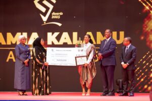 Meena Ally Instagram - ALHAMDULILLAH 🙏❤️
Jana nilifanikiwa kushinda tuzo katika tuzo za Waandishi wa Habari @samiakalamuawards ambapo nilitunukiwa tuzo ya MUANDISHI WA HABARI BORA CHIPUKIZI na Mh. Rais @samia_suluhu_hassan 🙏
Tuzo hii imenipa hamasa ya kupambana zaidi,nimejihisi ninaonwa na mpaka kufikia kuonekana na serikali yetu na namba 1 mwenyewe, kiukweli sina la zaidi ya ALHAMDULILLAH , hakuna kubwa mbele yake M/Mungu🙏❤️
Kwako mwanangu unaepambania ndoto zako na bado hauoni mwanga wa kufanikiwa, aliyesimama hapa na kushinda tuzo hiyo, alishaambiwa hajui kutangaza aache mara moja 👊🏽 Don’t stop believing and Never let anyone dream for you, Thank you 🙏👊🏽
My outfit by the amazing @teddy_closet_tz