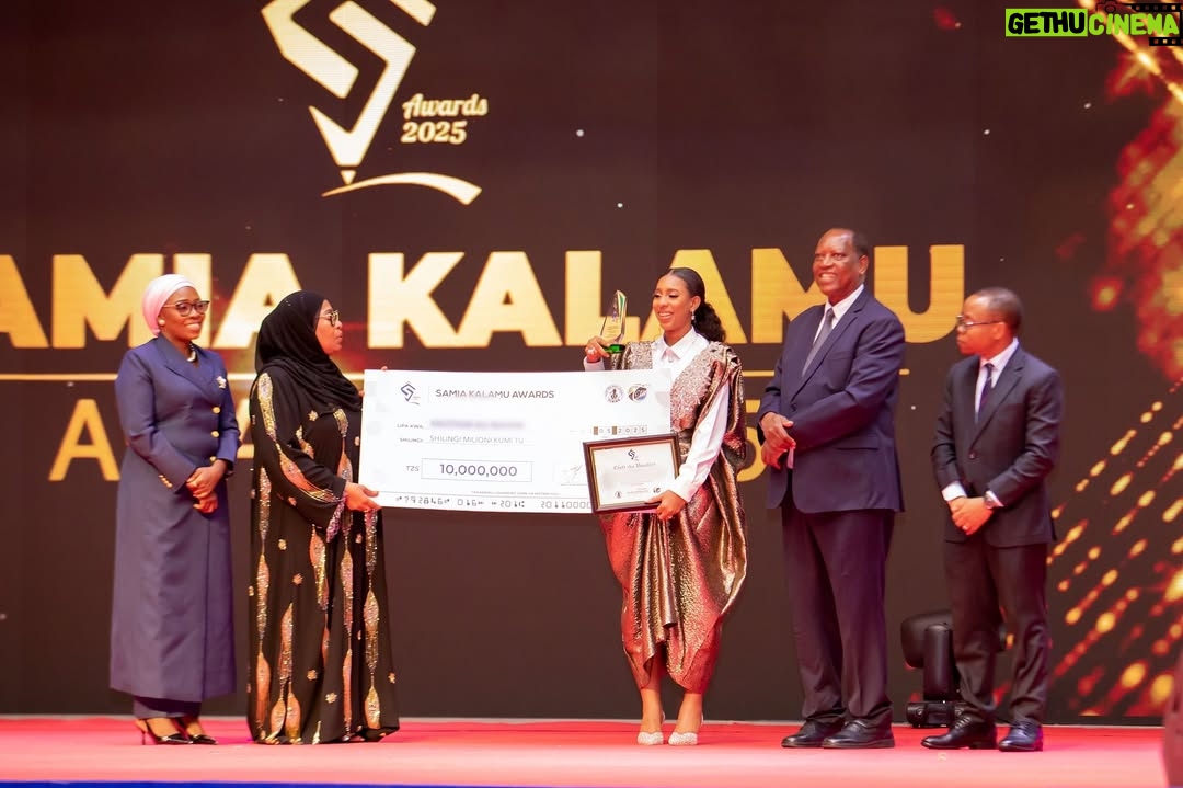 Meena Ally - 41.5K Likes - ALHAMDULILLAH 🙏❤️
Jana nilifanikiwa kushinda tuzo katika tuzo za Waandishi wa Habari @samiakalamuawards ambapo nilitunukiwa tuzo ya MUANDISHI WA HABARI BORA CHIPUKIZI na Mh. Rais @samia_suluhu_hassan 🙏

Tuzo hii imenipa hamasa ya kupambana zaidi,nimejihisi ninaonwa na mpaka kufikia kuonekana na serikali yetu na namba 1 mwenyewe, kiukweli sina la zaidi ya ALHAMDULILLAH , hakuna kubwa mbele yake M/Mungu🙏❤️

Kwako mwanangu unaepambania ndoto zako na bado hauoni mwanga wa kufanikiwa, aliyesimama hapa na kushinda tuzo hiyo, alishaambiwa hajui kutangaza aache mara moja 👊🏽 Don’t stop believing and Never let anyone dream for you, Thank you 🙏👊🏽

My outfit by the amazing @teddy_closet_tz