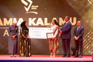 Meena Ally Instagram - ALHAMDULILLAH 🙏❤️
Jana nilifanikiwa kushinda tuzo katika tuzo za Waandishi wa Habari @samiakalamuawards ambapo nilitunukiwa tuzo ya MUANDISHI WA HABARI BORA CHIPUKIZI na Mh. Rais @samia_suluhu_hassan 🙏
Tuzo hii imenipa hamasa ya kupambana zaidi,nimejihisi ninaonwa na mpaka kufikia kuonekana na serikali yetu na namba 1 mwenyewe, kiukweli sina la zaidi ya ALHAMDULILLAH , hakuna kubwa mbele yake M/Mungu🙏❤️
Kwako mwanangu unaepambania ndoto zako na bado hauoni mwanga wa kufanikiwa, aliyesimama hapa na kushinda tuzo hiyo, alishaambiwa hajui kutangaza aache mara moja 👊🏽 Don’t stop believing and Never let anyone dream for you, Thank you 🙏👊🏽
My outfit by the amazing @teddy_closet_tz